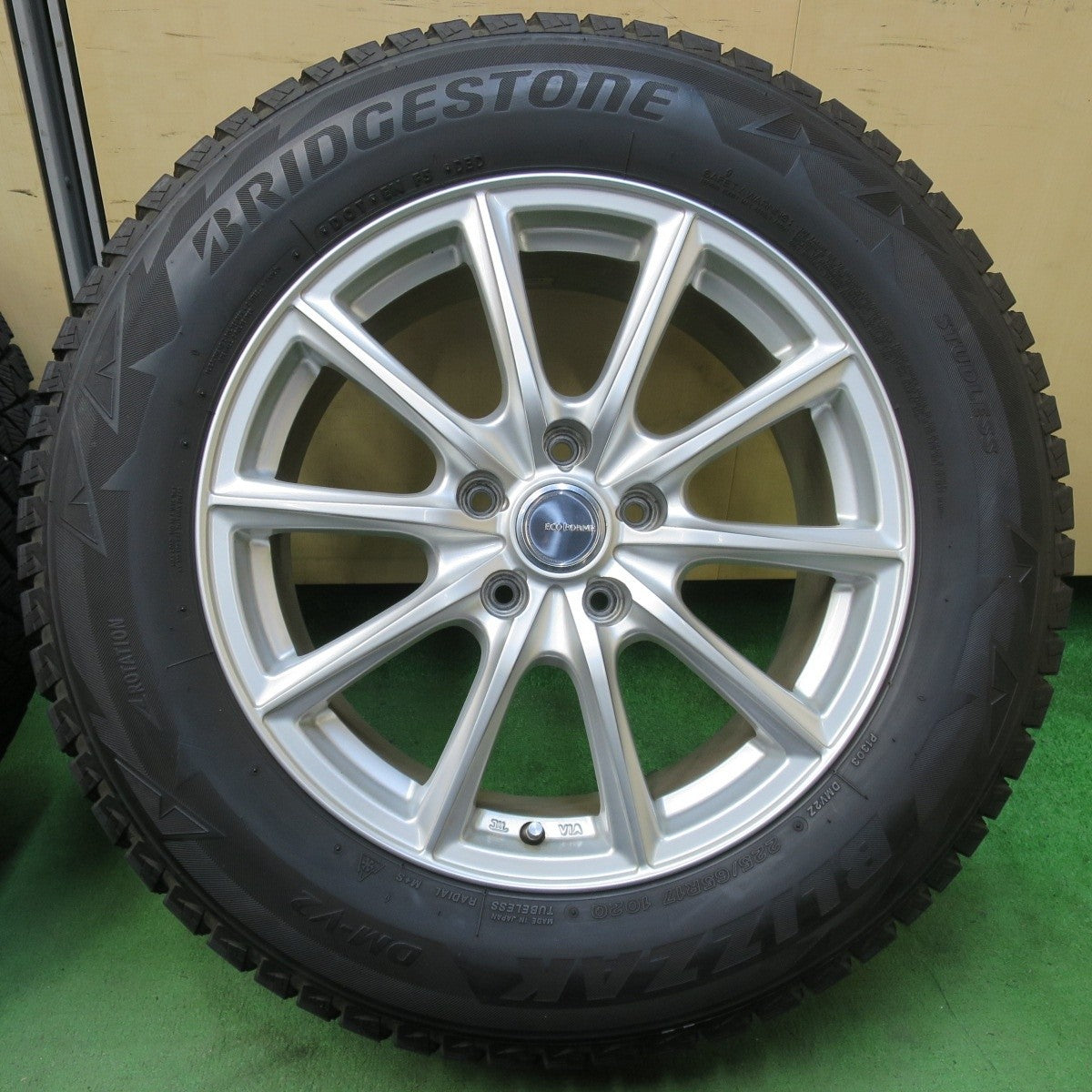 バリ溝！キレイ！8.5分★スタッドレス 225/65R17 ブリヂストン ブリザック DM-V2 ECO FORME エコフォルム 17インチ PCD114.3/5H★5032907イス