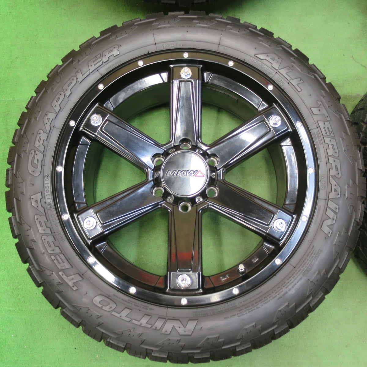 [送料無料] バリ溝！キレイ！9.5分★MKW MK-56 265/50R20 ニットー TERRA GRAPPLER ALL TERRAIN 20インチ PCD139.7/6H★5031809イノ