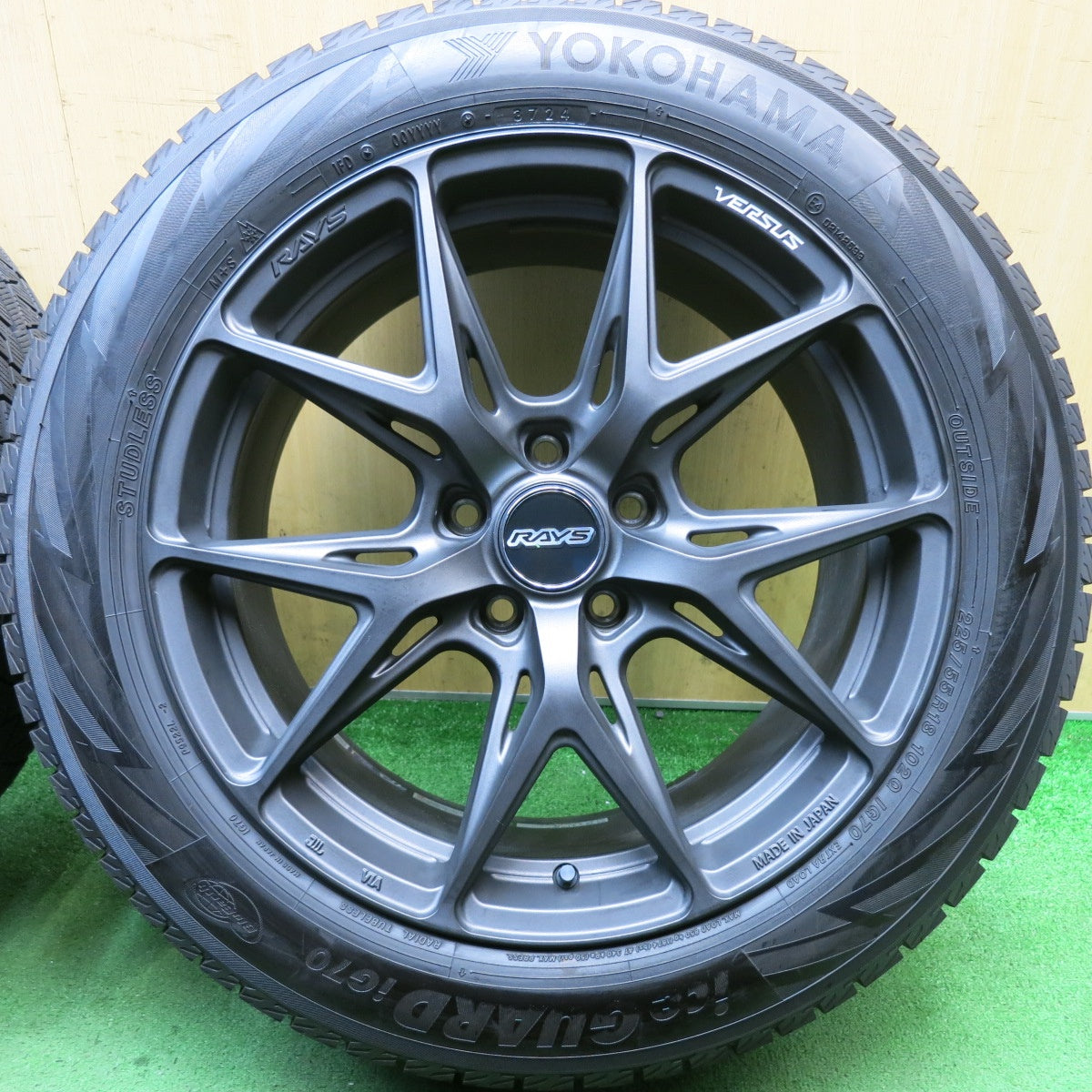 バリ溝！24年！キレイ！9.5分以上◎RAYS VERSUS VV21S 225/55R18 スタッドレス ヨコハマ アイスガード iG70 レイズ ベルサス 18インチ PCD114.3/5H◎6091301HAス