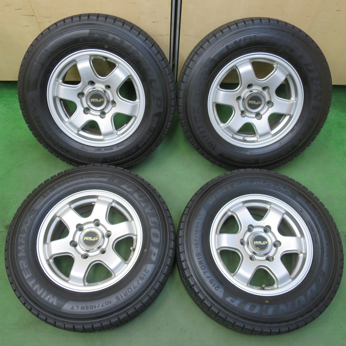 バリ溝！24年！ほぼ10分★スタッドレス 215/70R15 107/105N ダンロップ LV01 for VAN WILD CRUISING ワイルド クルージング 15インチ PCD139.7/6H★5100910イス