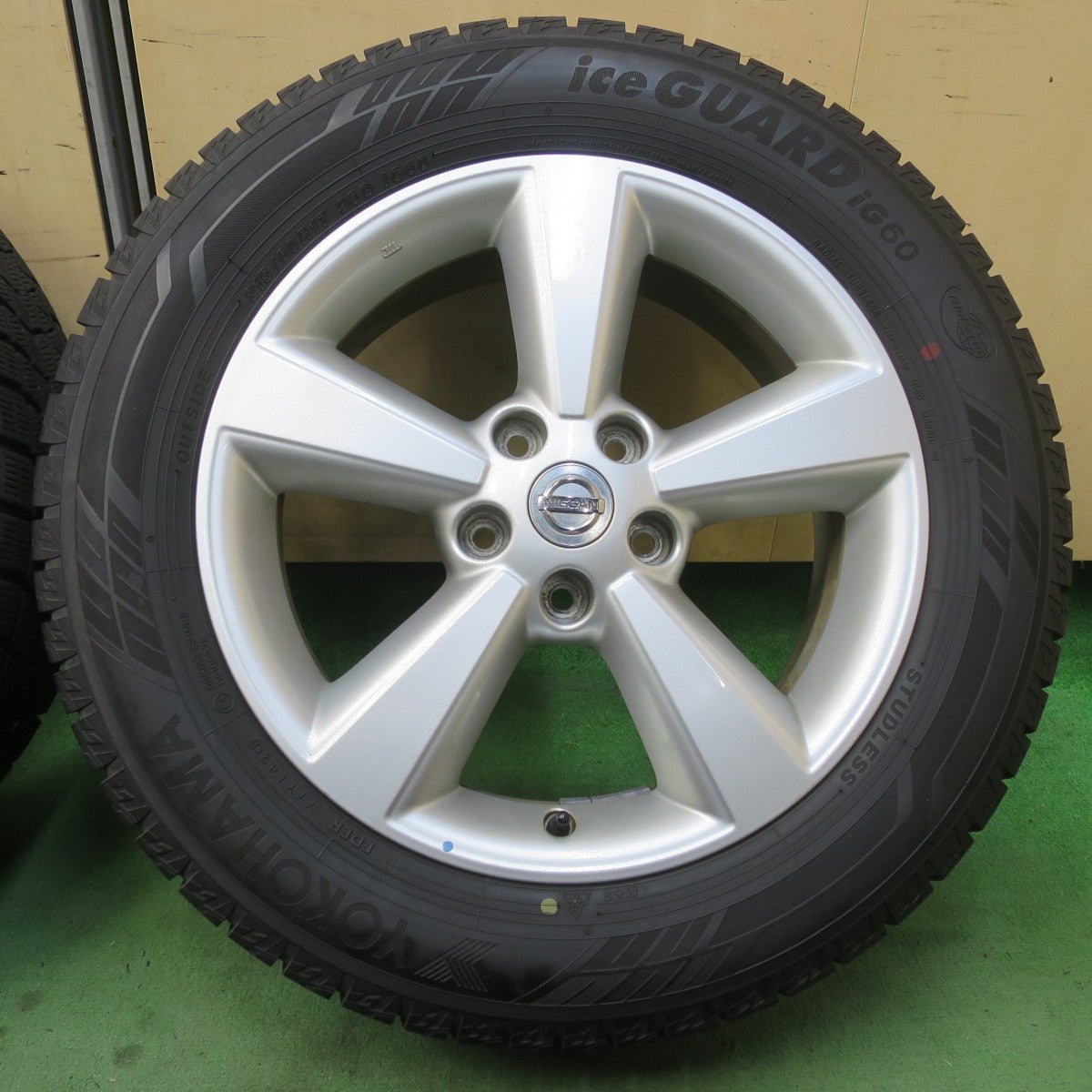 バリ溝！キレイ！9.5分★日産 デュアリス 純正 215/60R17 スタッドレス ヨコハマ アイスガード iG60 17インチ PCD114.3/5H★6022503イス