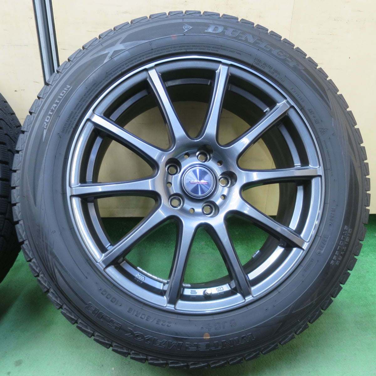 バリ溝！キレイ！9.5分★スタッドレス 225/60R18 ダンロップ ウインターマックス SJ8 SJ8+ VELVA CHARGE ヴェルヴァ チャージ 18インチ PCD114.3/5H★6012905イス