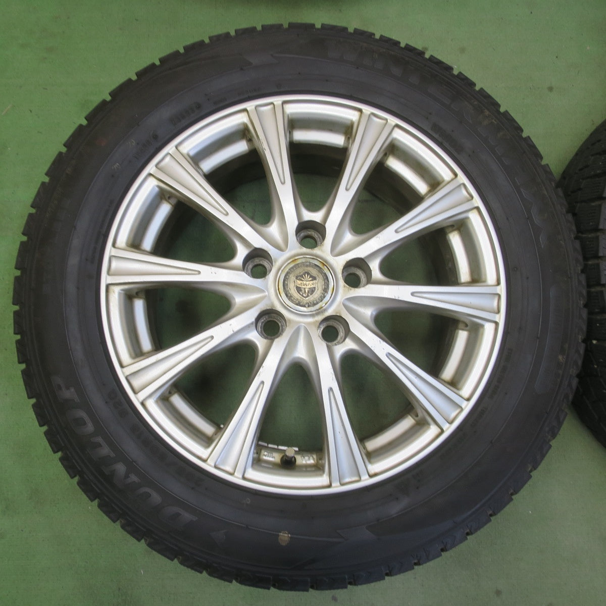 バリ溝！23年！8.5分★スタッドレス 205/60R16 ダンロップ ウインターマックス WM02 JOKER ジョーカー 16インチ PCD114.3/5H★6051605イス