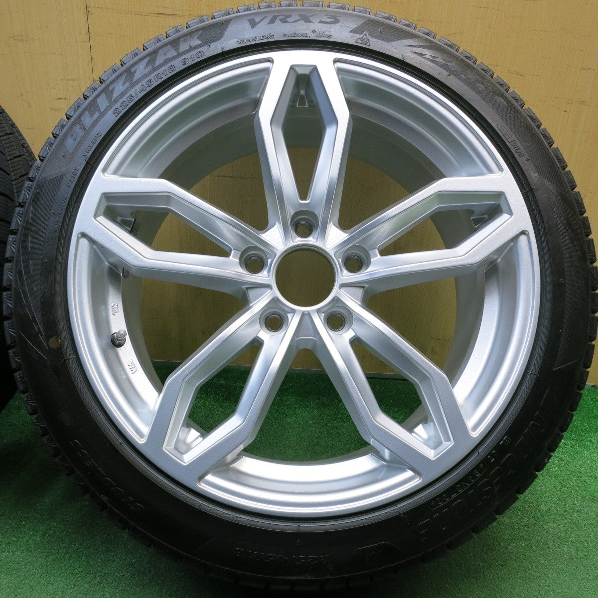 バリ溝！22年！キレイ！9.5分★BMW 等 AGA Welt 225/45R18 スタッドレス ブリヂストン ブリザック VRX3 18インチ PCD120/5H★6020511HAス