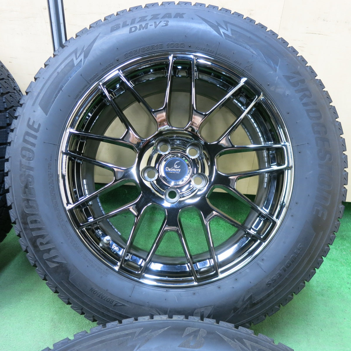 [送料無料] バリ溝！22年！9.5分以上★スタッドレス 235/65R18 ブリヂストン ブリザック DM-V3 Delmore デルモア 18インチ PCD114.3/5H★4122709SYス