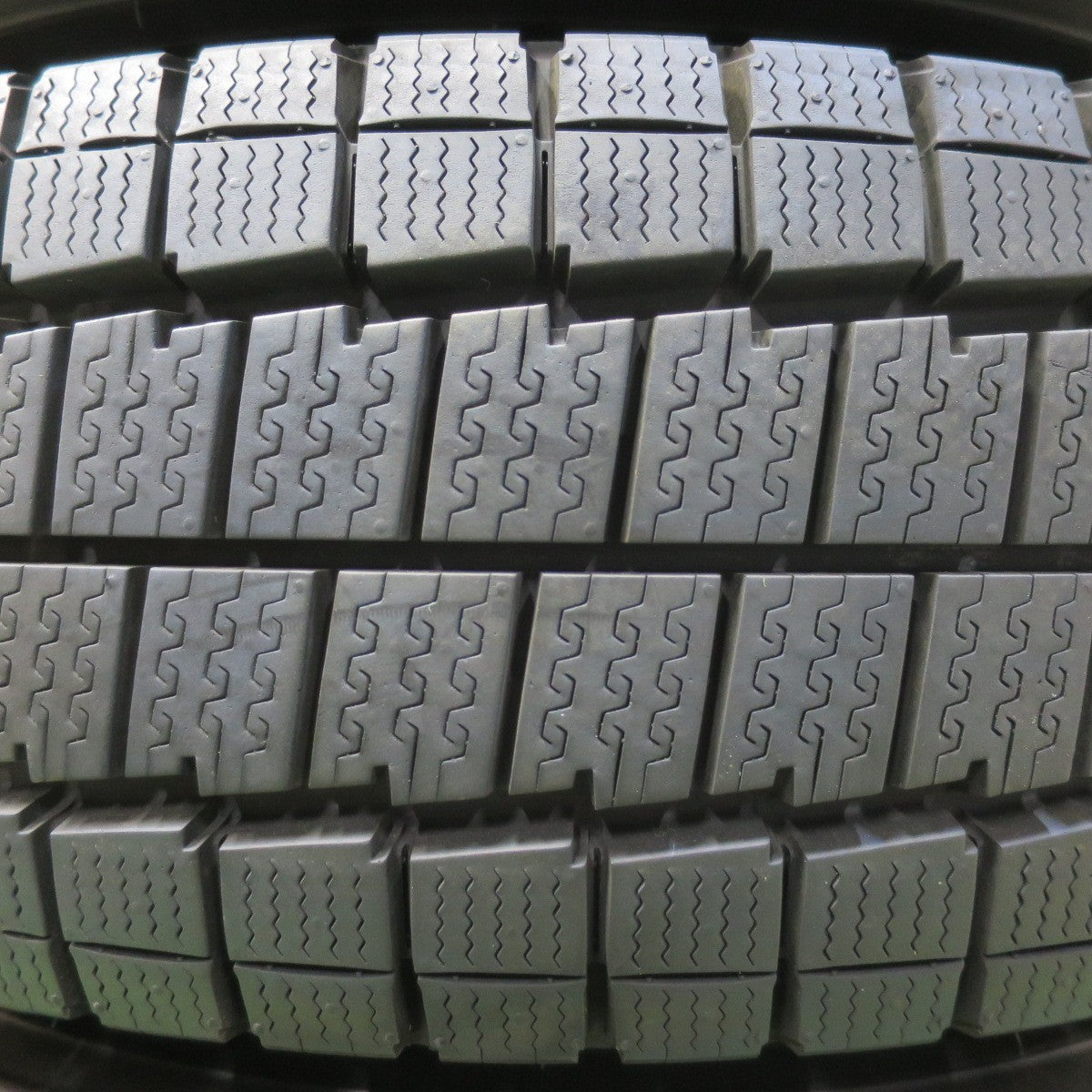 バリ溝！24年！ほぼ10分★スタッドレス 215/70R15 107/105N ダンロップ LV01 for VAN WILD CRUISING ワイルド クルージング 15インチ PCD139.7/6H★5100910イス