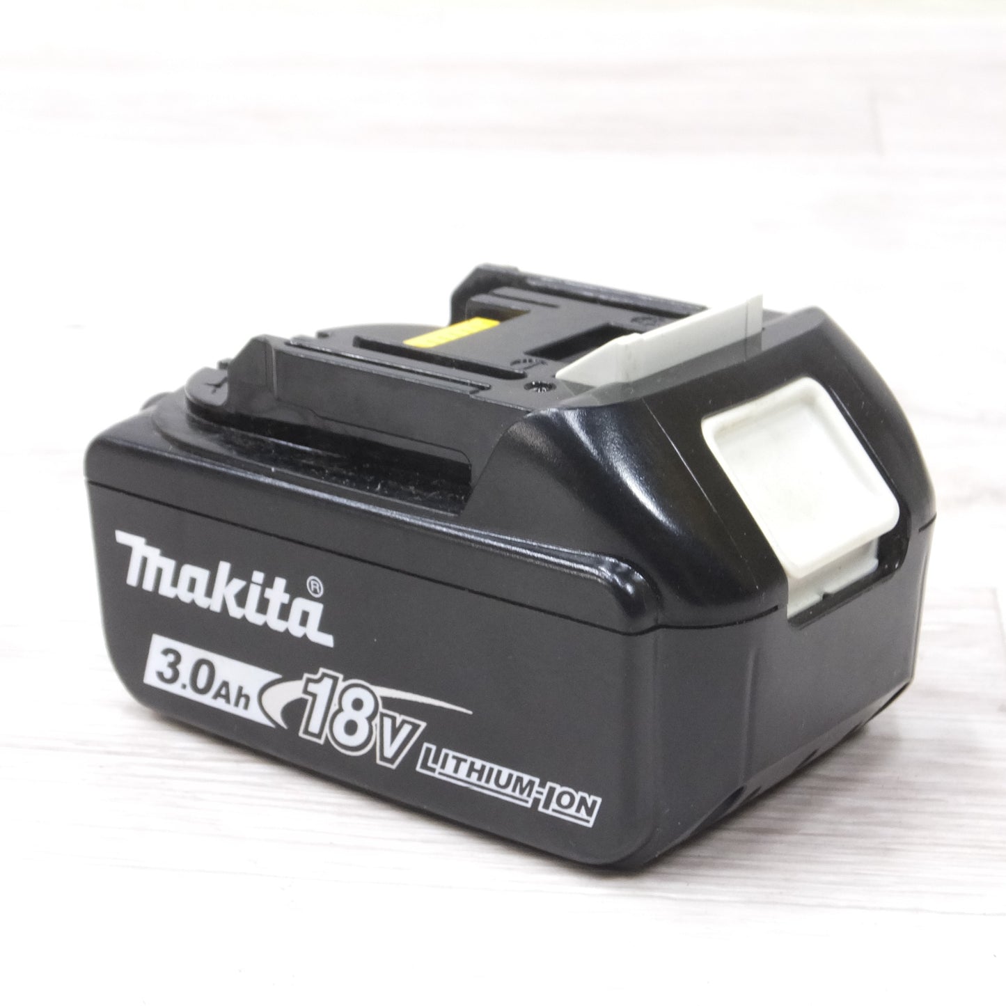 [送料無料] キレイ◆makita マキタ Li-on リチウムイオンバッテリー BL1830B DC18V 3.0Ah 54Wh 電動工具◆