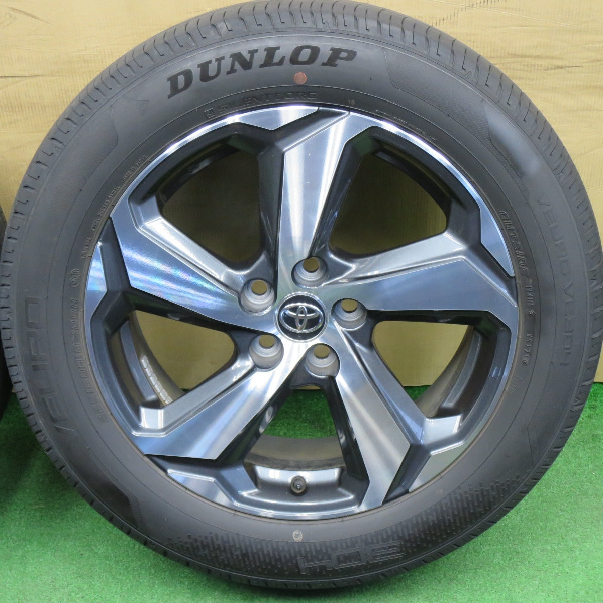 キレイ★トヨタ RAV4 PHV 純正 225/60R18 ダンロップ VEURO VE304 18インチ PCD114.3/5H★6031201NKノ