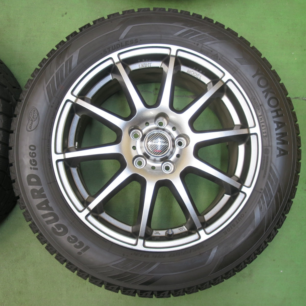 バリ溝！23年！キレイ！9.5分以上★スタッドレス 225/55R17 ヨコハマ アイスガード iG60 SCHNEIDER シュナイダー 17インチ PCD114.3/5H★5120403イス