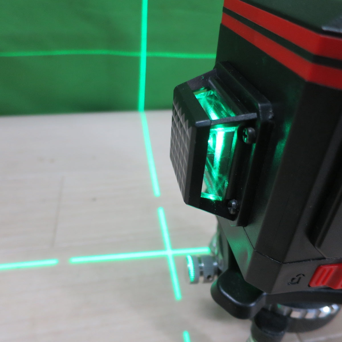 [送料無料] キレイ！バッテリー2個付き☆Seesii レーザー墨出し器 MKS12F-G 電動 工具 墨出器 水平 器 垂直 建築 シーシー☆