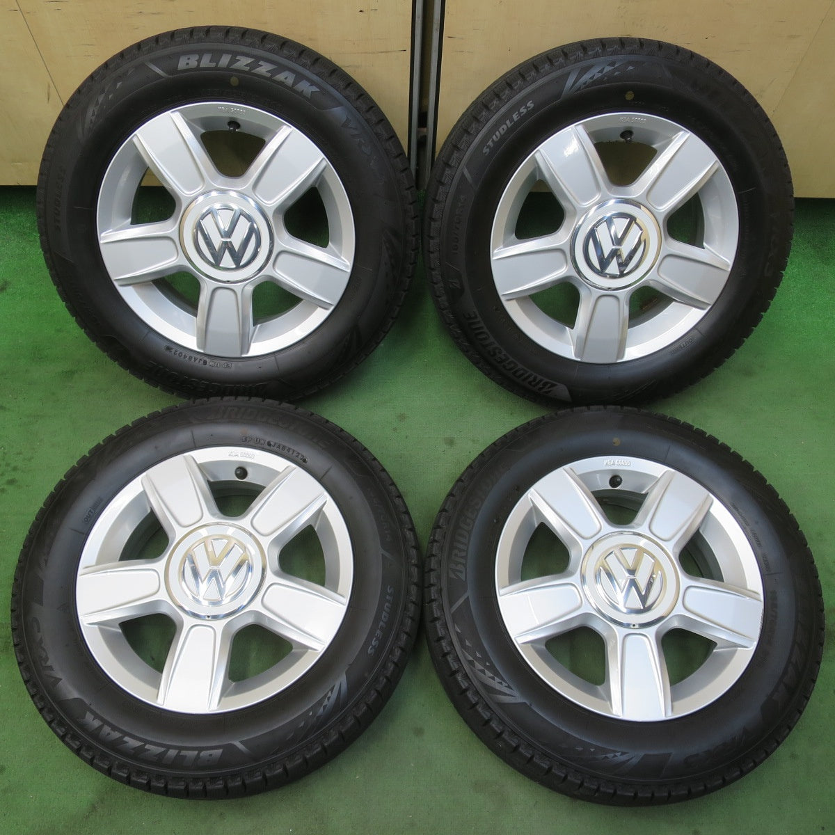 バリ溝！22年！キレイ！9.5分★ワーゲン up! 純正 BORBET 165/70R14 スタッドレス ブリヂストン ブリザック VRX3 アップ ボルベット 14インチ PCD100/4H★6030503イス