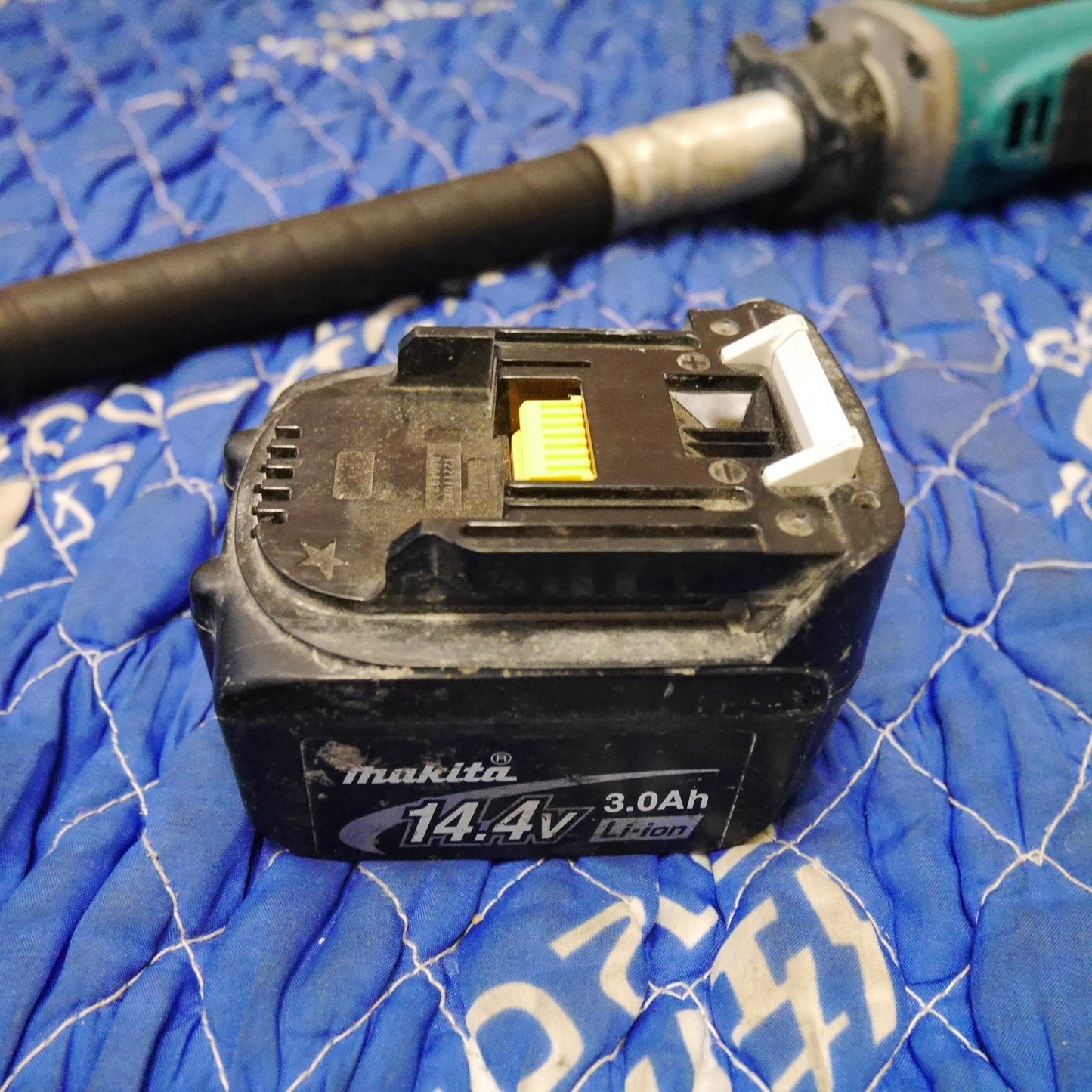 [送料無料] ☆マキタ 充電式 コンクリート バイブレーター VR440D 電動 工具 14.4V カクハン機 撹拌機 かくはん機 Makita☆