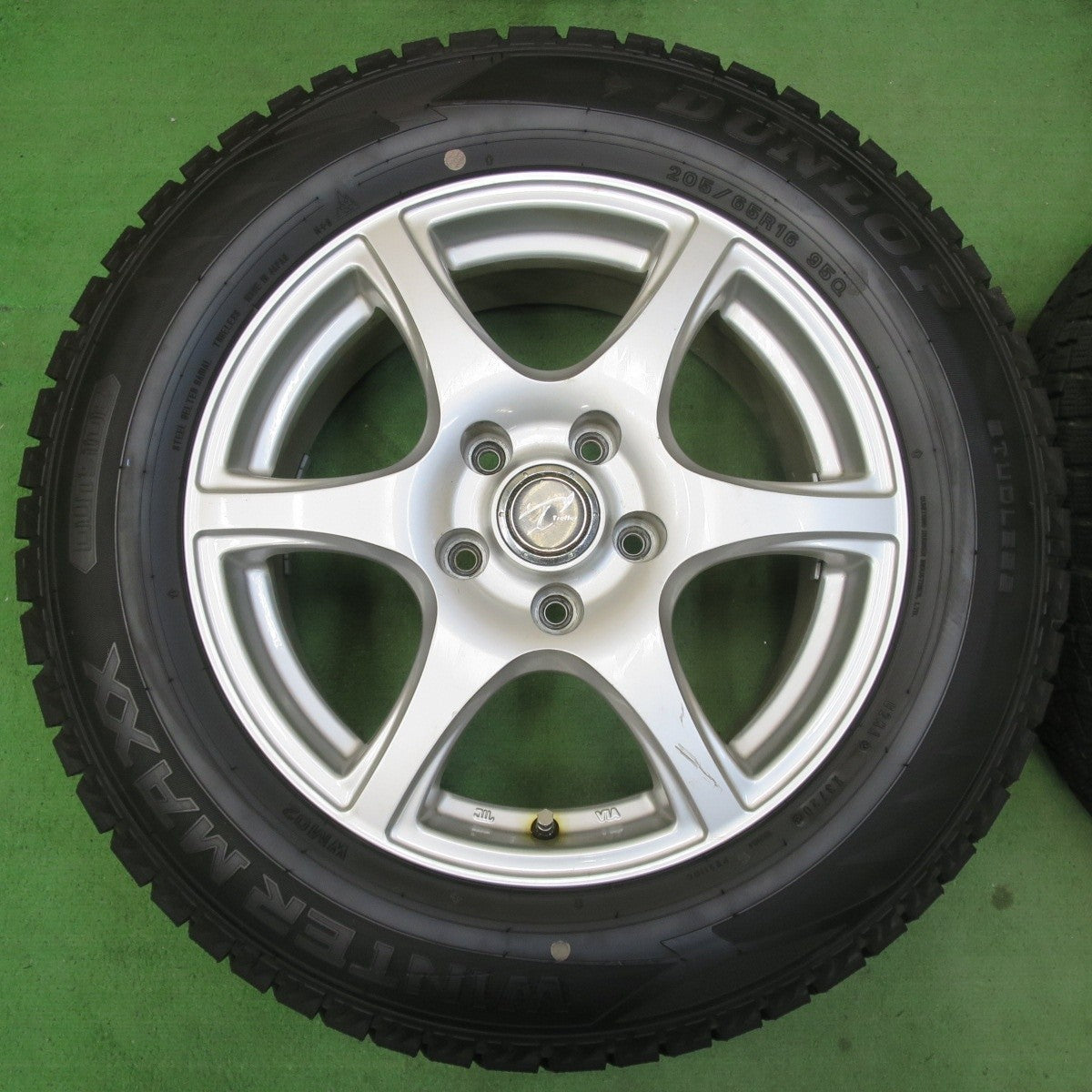 バリ溝！9.5分以上★スタッドレス 205/65R16 ダンロップ ウインターマックス WM02 Treffer トレファー 16インチ PCD114.3/5H★5040705イス