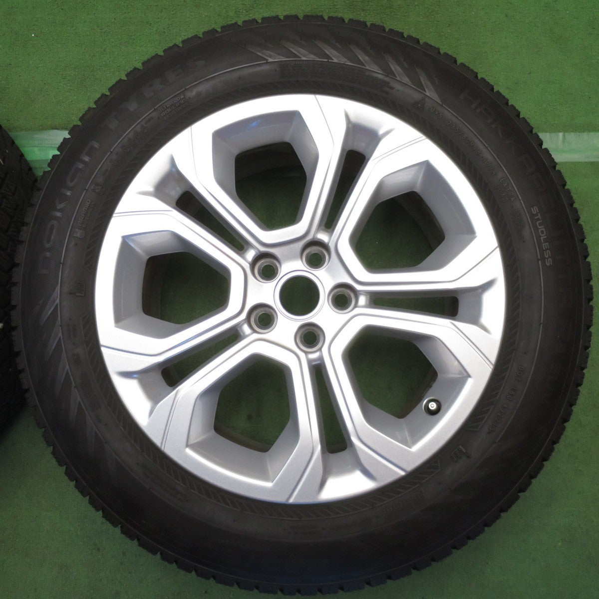 バリ溝！22年！キレイ！9.5分◎ランドローバー レンジローバー イヴォーク 純正 235/60R18 スタッドレス ノキアン ハッカペリッタ R5 SUV 18インチ PCD108/5H◎6091902NJス