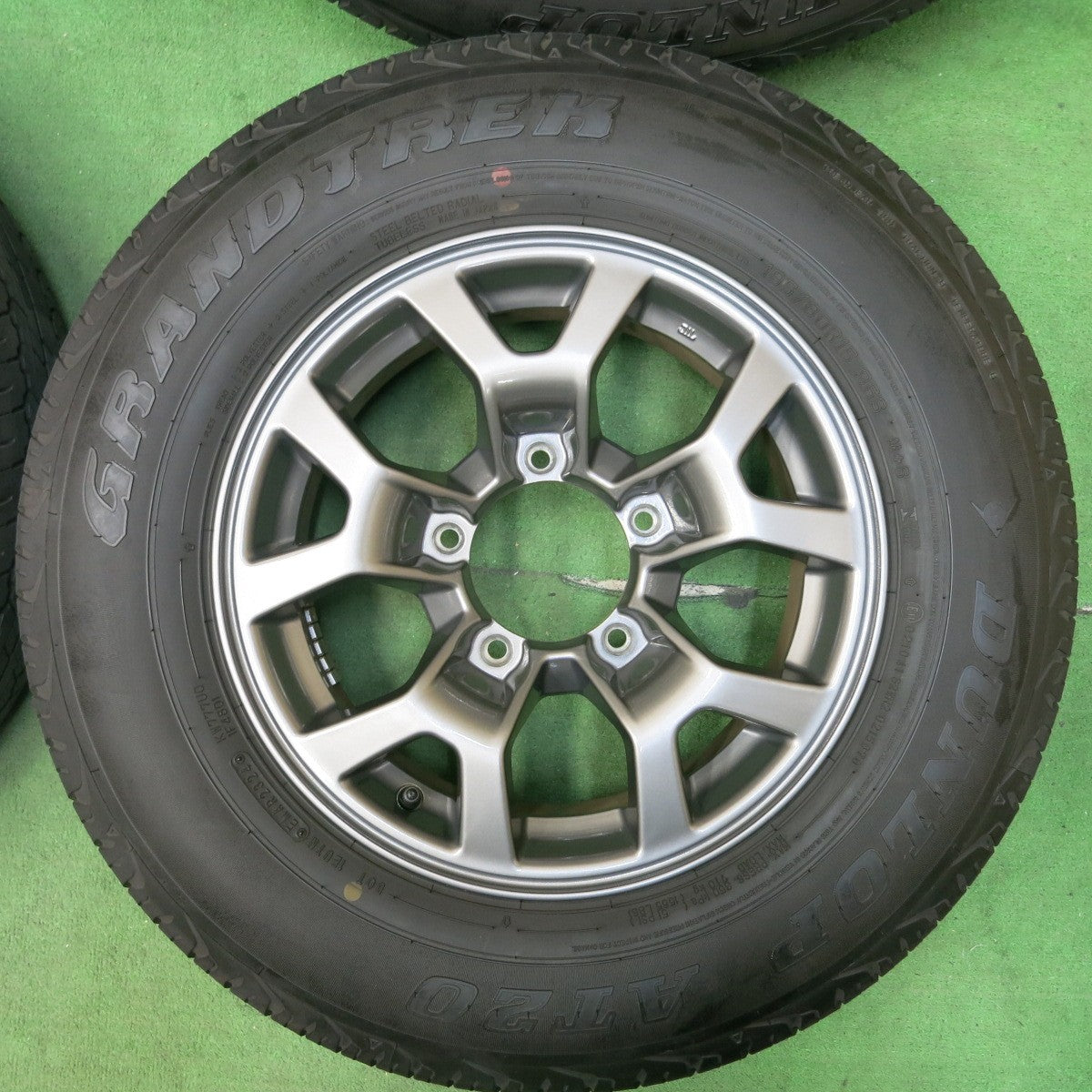 [送料無料] バリ溝！24年！キレイ！9.5分★スズキ JB74 ジムニー シエラ 純正 195/80R15 ダンロップ グラントレック AT20 15インチ PCD139.7/5H★4111205SYノ