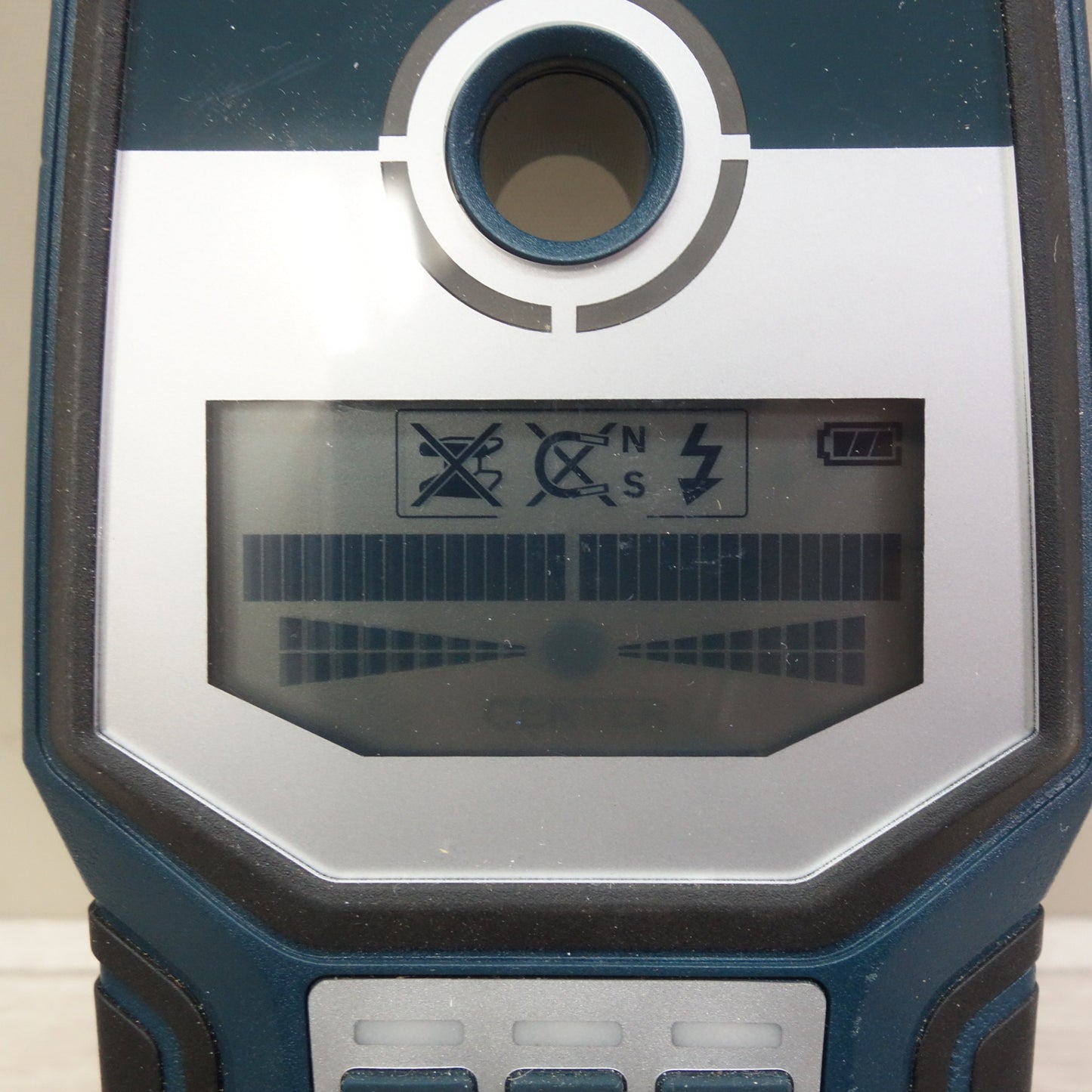 [送料無料] ☆ボッシュ デジタル 探知機 マルチ スキャナー GMS120 鉄筋 非鉄金属 通電線 間柱 同縁 壁面 壁裏 ケース 箱 付き Bosch☆