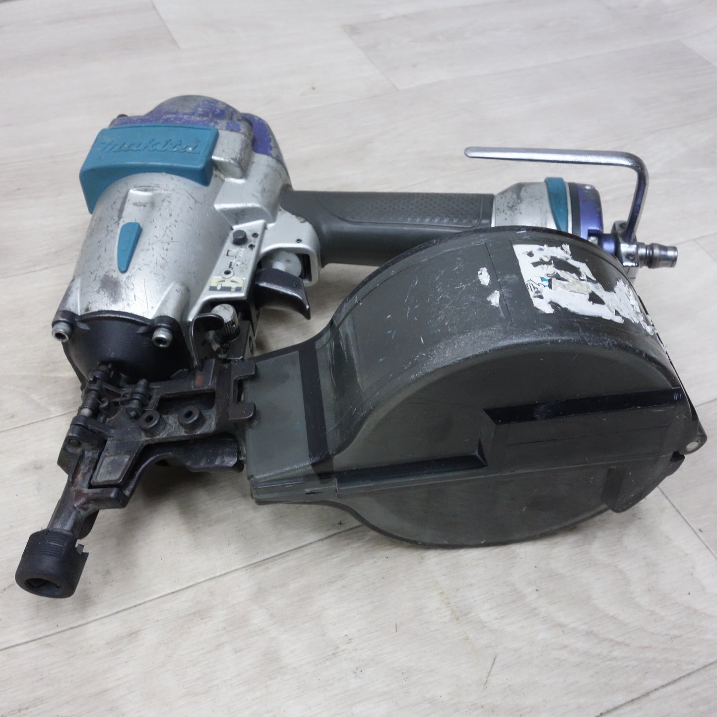 [送料無料] ◆マキタ サイディング用 50mm 常圧 エア 釘打ち機 AN552 ケース付き エア 工具 ①◆