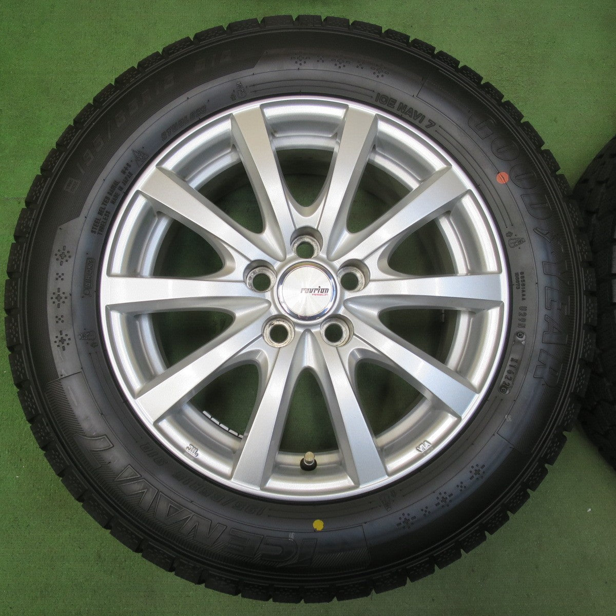 バリ溝！22年！キレイ！9.5分以上★プリウス 等 195/65R15 スタッドレス グッドイヤー アイスナビ7 ravrion RS01 ラブリオン 15インチ PCD100/5H★5111401イス