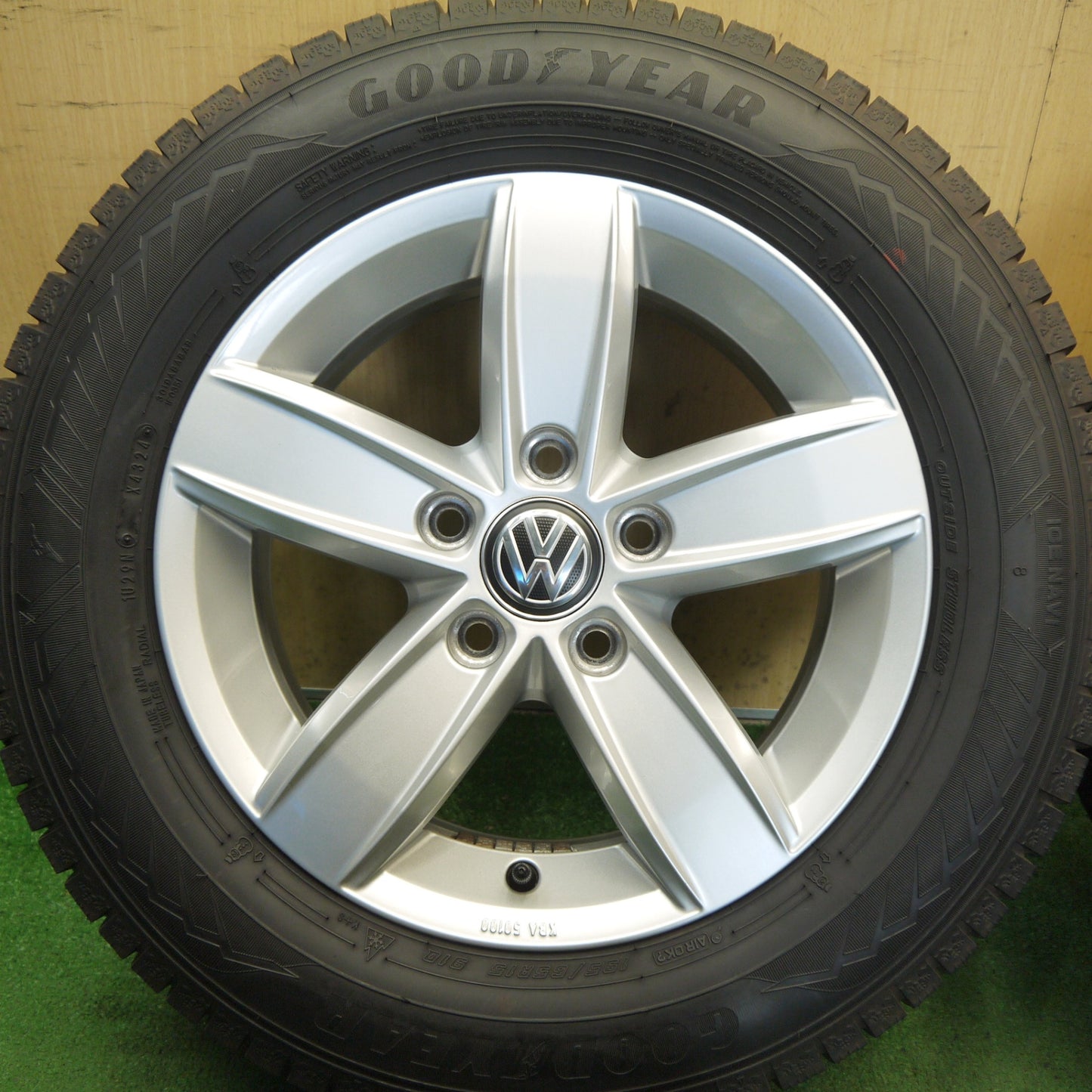 バリ溝！24年！キレイ！9.5分◎ワーゲン コルヴァーラ ゴルフ 等 純正 195/65R15 スタッドレス グッドイヤー アイスナビ8 15インチ コルバラ PCD112/5H◎6080402Hス