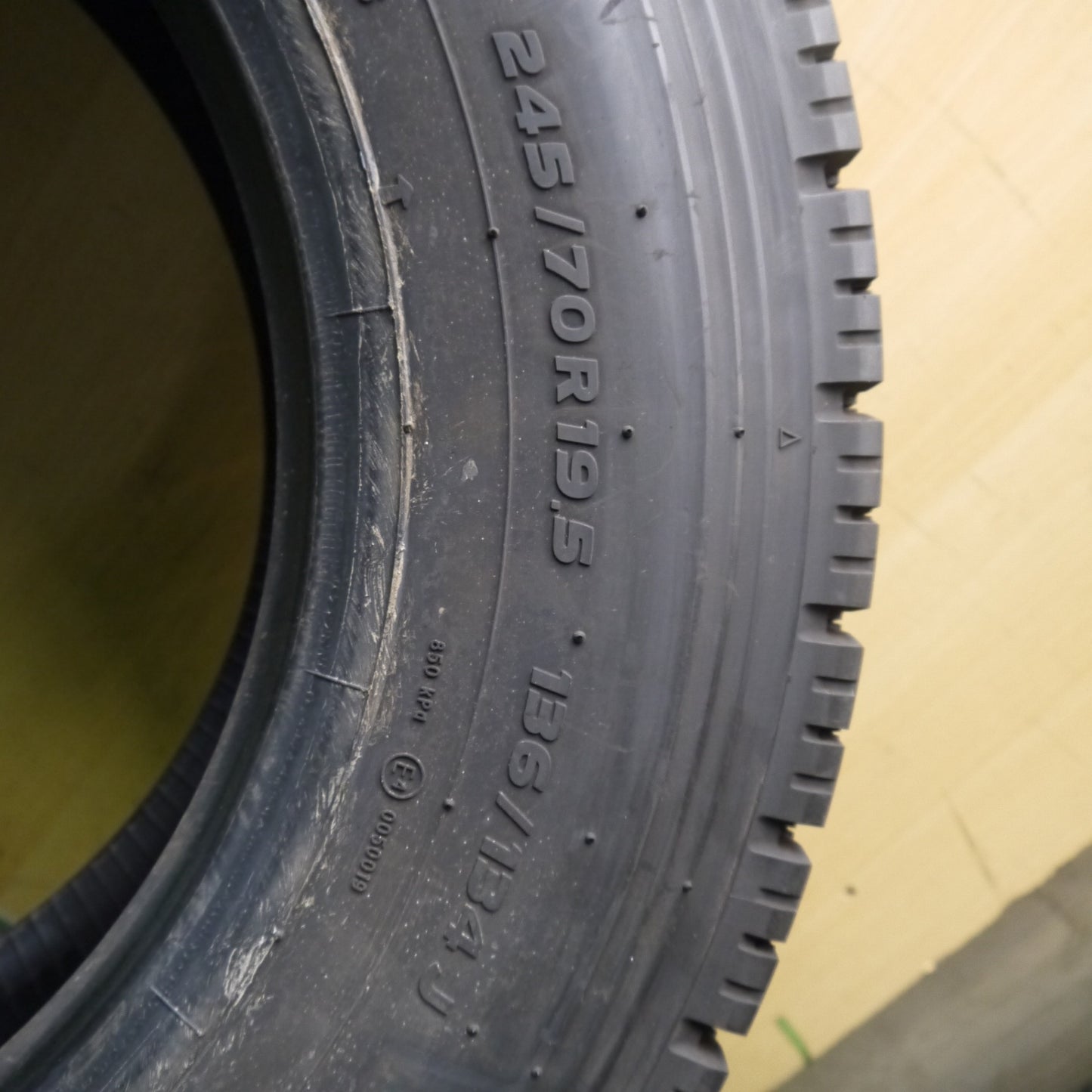 バリ溝！24年！9.5分！2本★トラック タイヤ 245/70R19.5 136/134J スタッドレス トーヨー M939 19.5インチ★5121215Hスタ