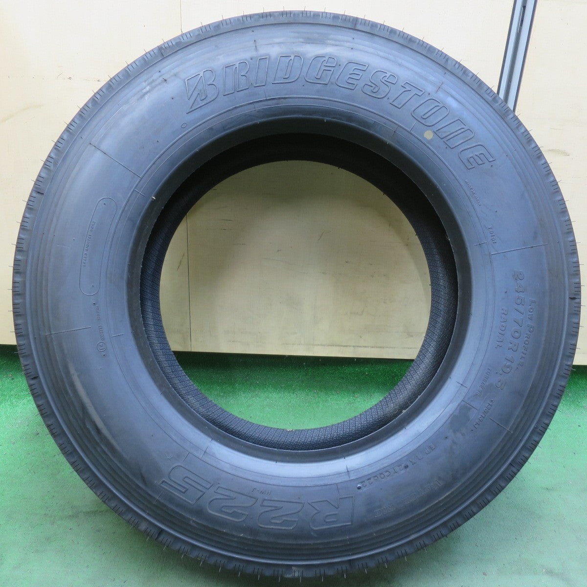 未使用！22年！1本★トラック タイヤ 245/70R19.5 136/134J ブリヂストン R225 19.5インチ★6060104イノタ