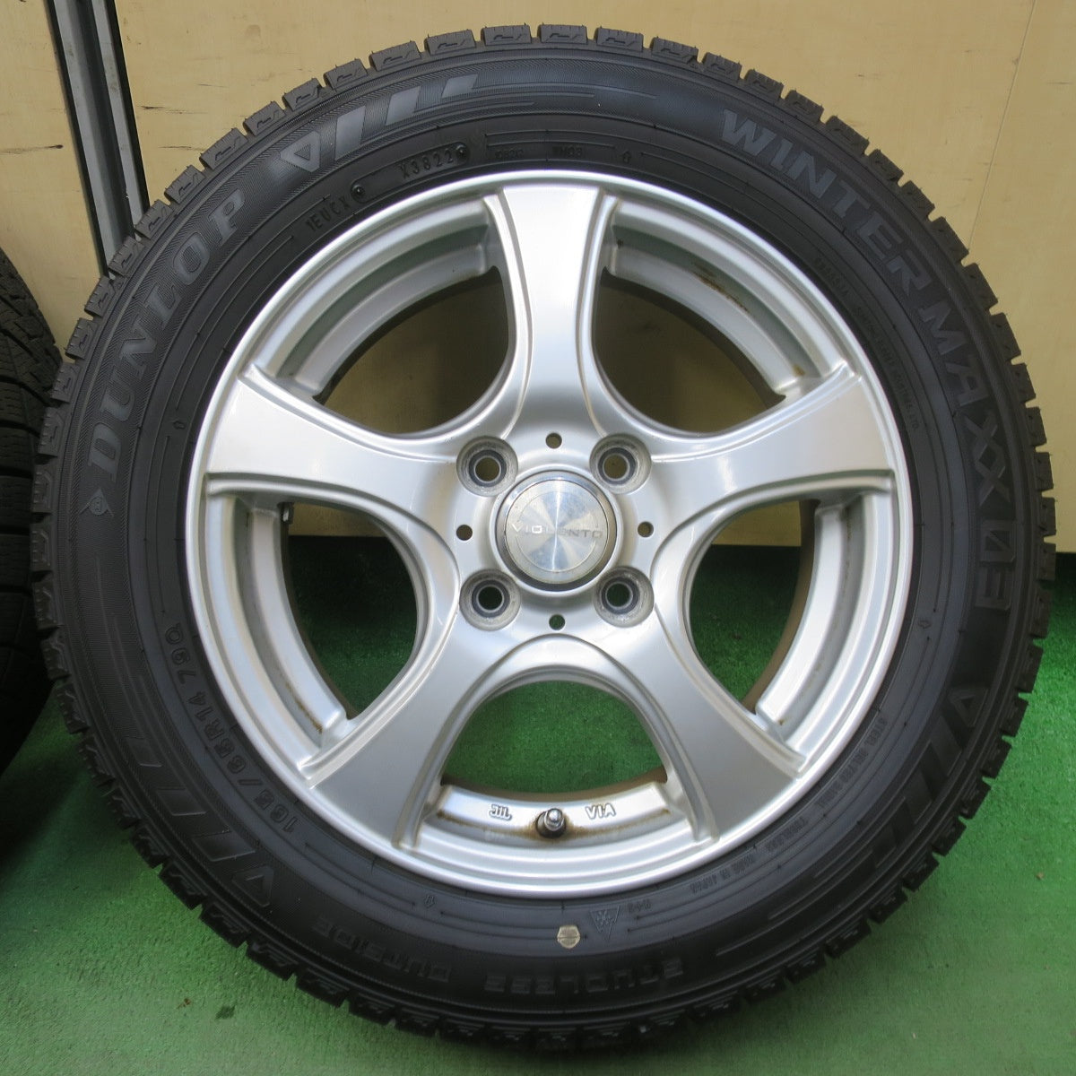 バリ溝！22年！9.5分以上★スタッドレス 165/65R14 ダンロップ ウインターマックス 03 VIOLENTO ヴィオレント 14インチ ハスラー ソリオ 等 PCD100/4H★5111405イス