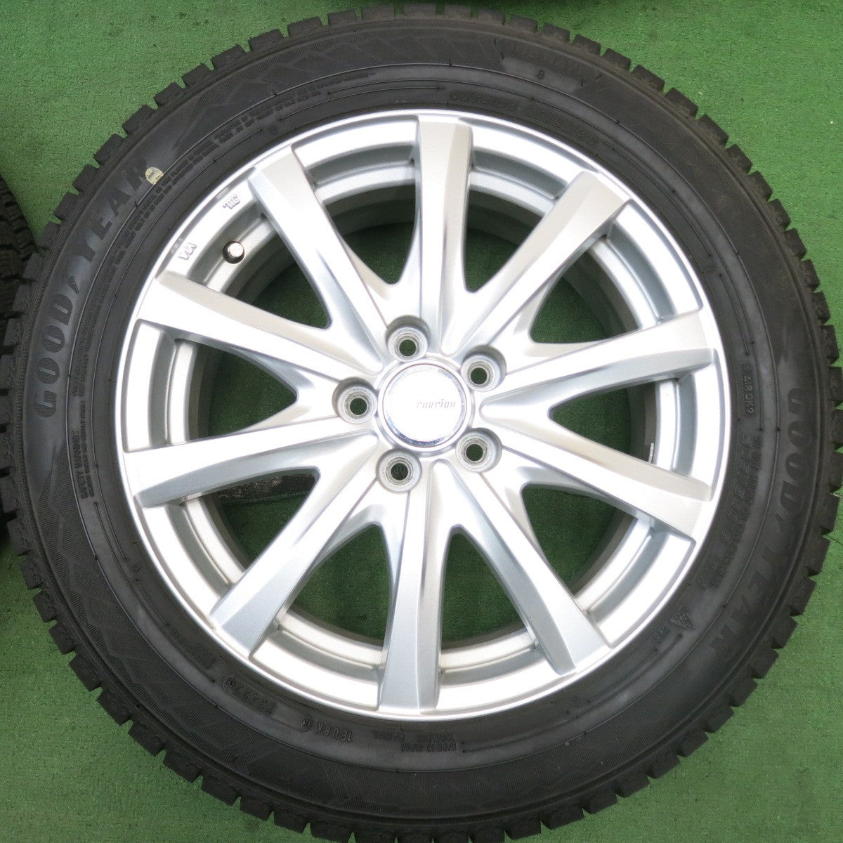 バリ溝！22年！キレイ！8.5分★インプレッサ 等 205/55R16 スタッドレス グッドイヤー アイスナビ8 ravrion RS01 ラブリオン 16インチ PCD100/5H★5071902HAス