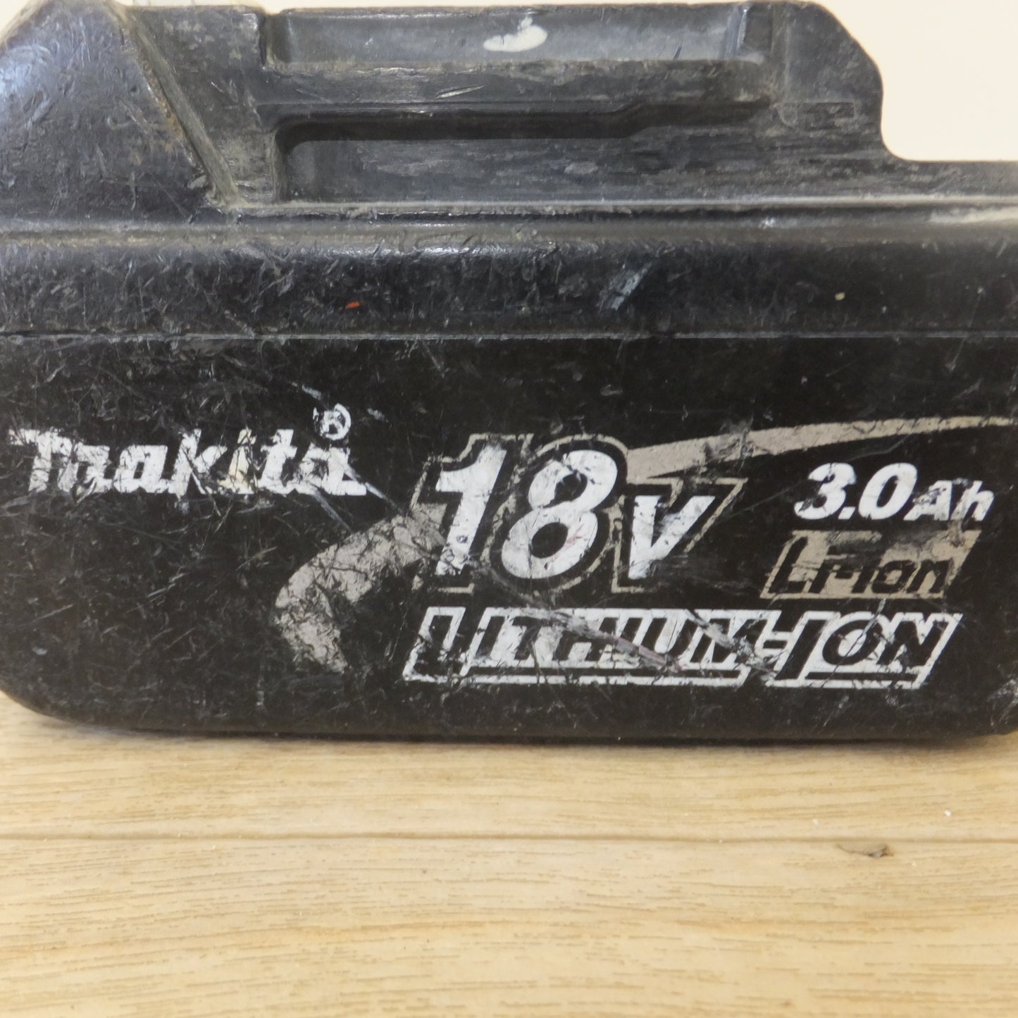 [送料無料] ★マキタ makita 充電式インパクトドライバ 形式不明品　バッテリ BL1860B BL1830　充電器 DC18RF　セット★