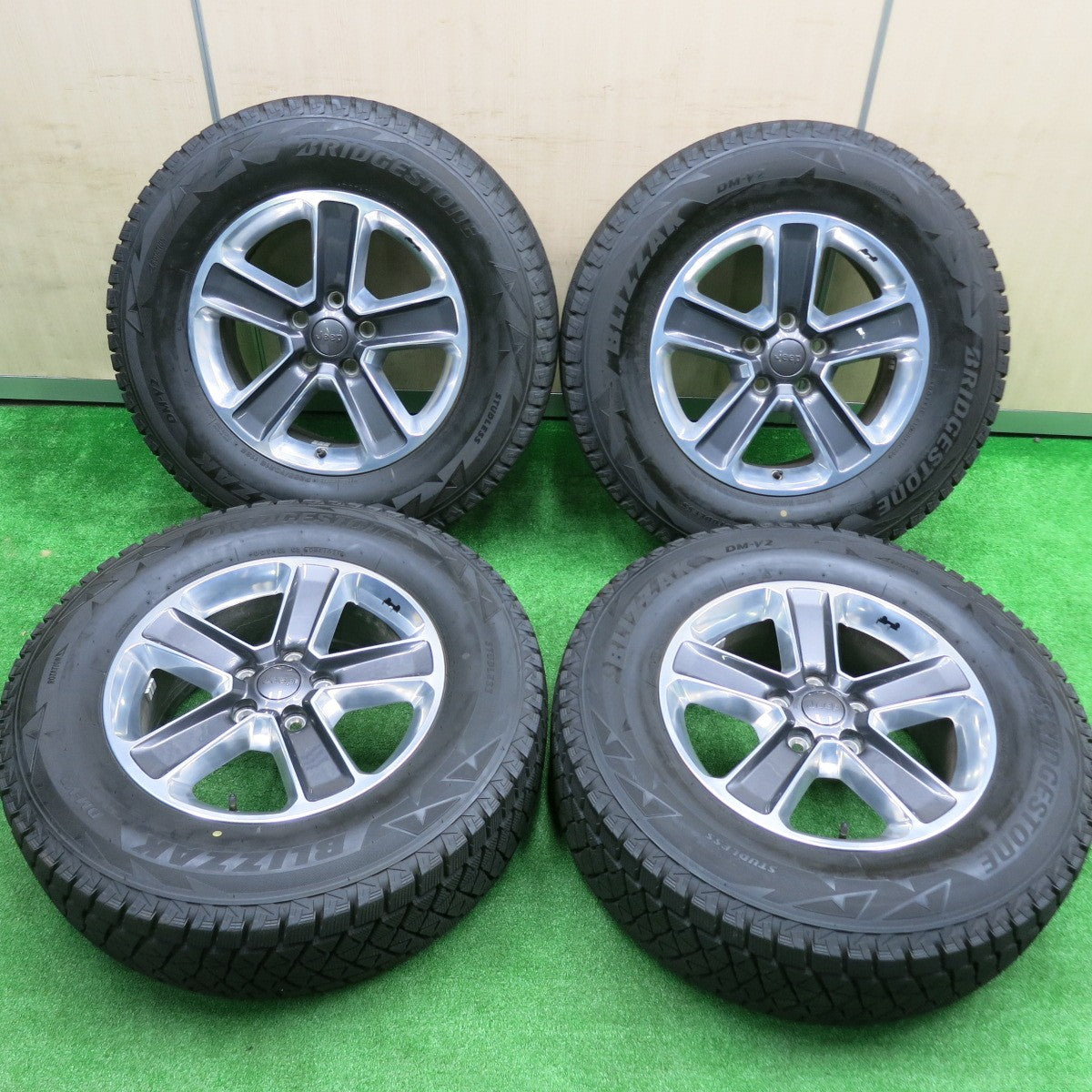 [送料無料] バリ溝！21年！キレイ！9.5分★ジープ JL ラングラー アンリミテッド サハラ 純正 255/70R18 スタッドレス ブリヂストン ブリザック DM-V2 PCD127/5H★4091501HAス