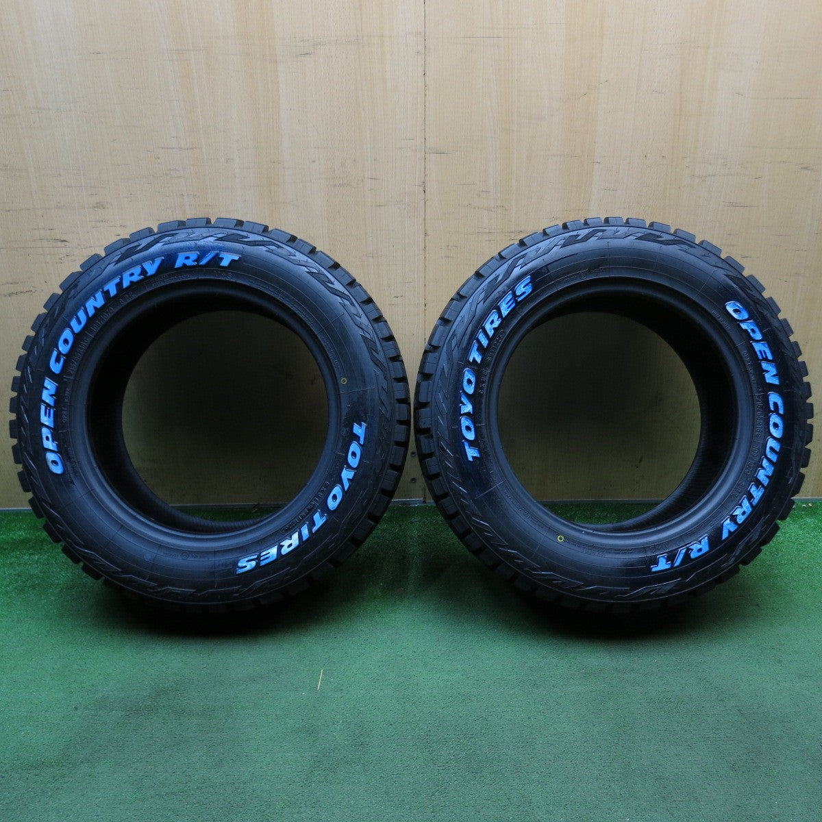 未使用！26年！2本◎215/65R16 C 109/107Q トーヨー オープン カントリー R/T ホワイトレター 16インチ タイヤ ハイエース 等◎6083101KKノタ