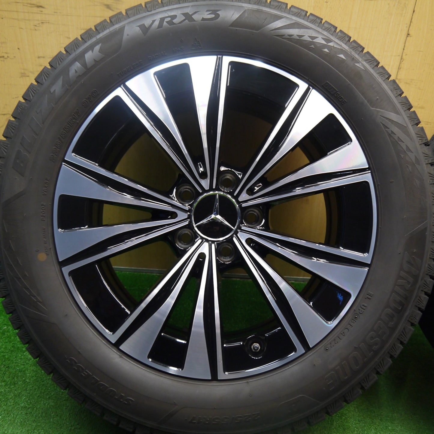 [送料無料] バリ溝！22年！キレイ！9.5分★ベンツ W206 Cクラス 純正 225/55R17 スタッドレス ブリヂストン ブリザック VRX3 17インチ PCD112/5H★5032511Hス