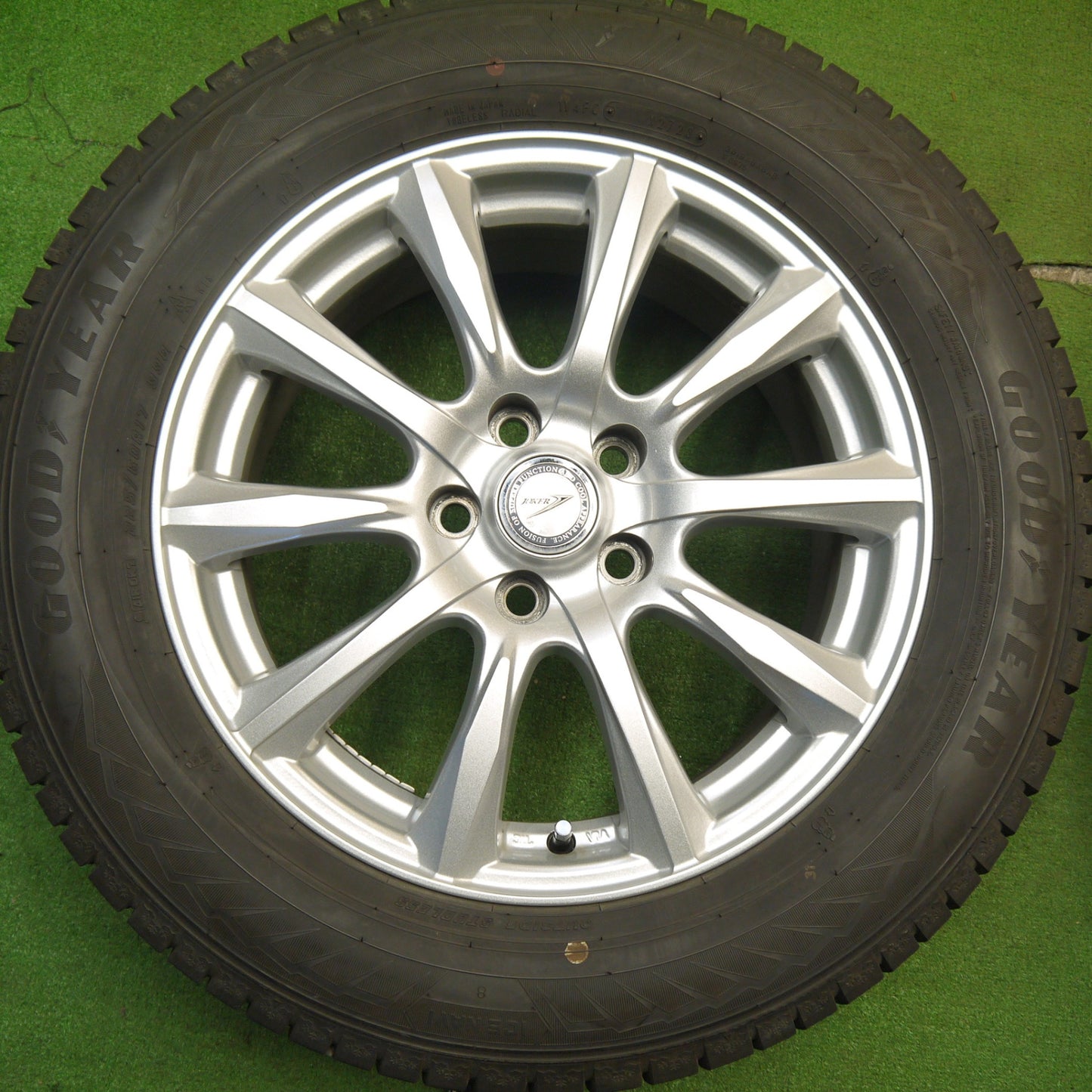バリ溝！23年！キレイ！9.5分★スタッドレス 225/60R17 グッドイヤー アイスナビ8 JOKER ジョーカー 17インチ PCD114.3/5H★5041407Hス