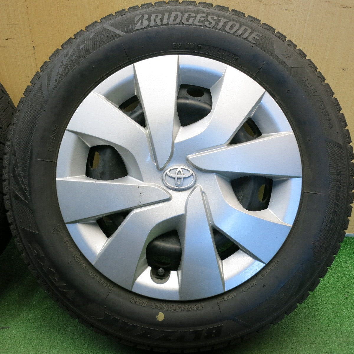 4本価格！22年◎トヨタ 130系 ヴィッツ 純正 スチール 165/70R14 スタッドレス ブリヂストン ブリザック VRX3 14インチ PCD100/4H◎6081409HAス