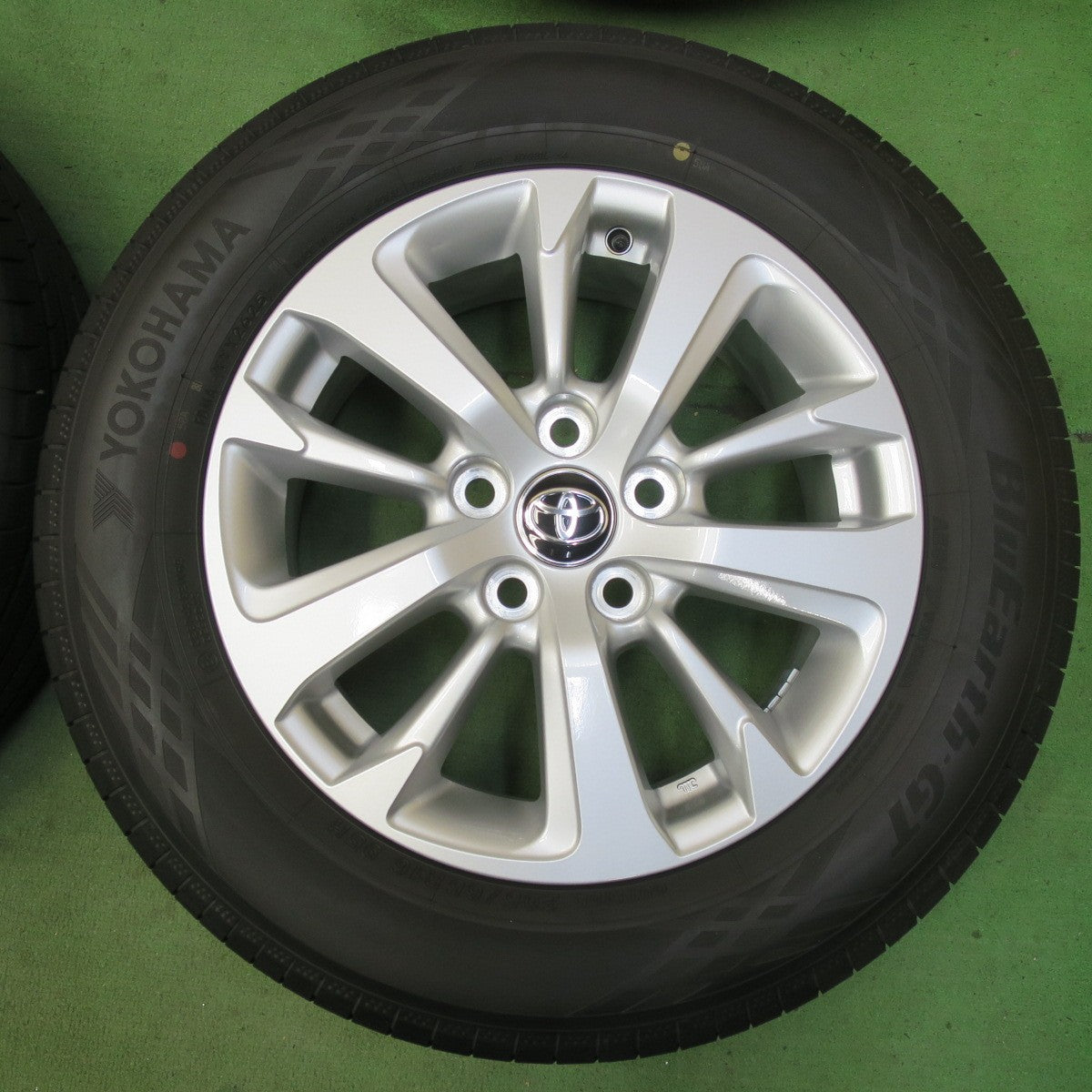 新車外し！25年★トヨタ ヤリス クロス 純正 205/65R16 ヨコハマ BluEarth-GT AE51 ブルーアース 16インチ PCD114.3/5H★5100607イノ