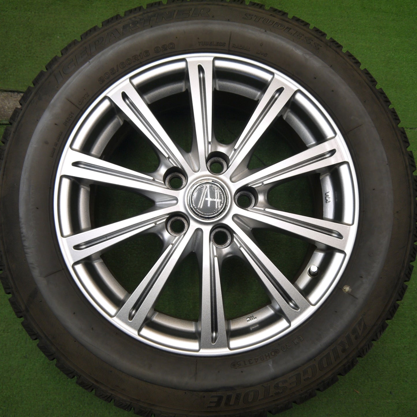 バリ溝！キレイ！9.5分★スタッドレス 205/60R16 ブリヂストン アイスパートナー MiLLOUS ミルアス 16インチ PCD114.3/5H★5060602Hス