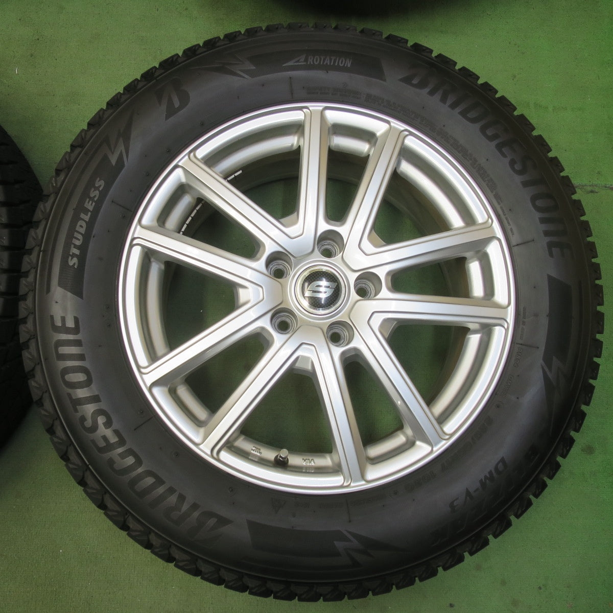 バリ溝！22年！キレイ！9.5分★スタッドレス 225/65R17 ブリヂストン ブリザック DM-V3 STRANGER ストレンジャー 17インチ PCD114.3/5H★6041502イス