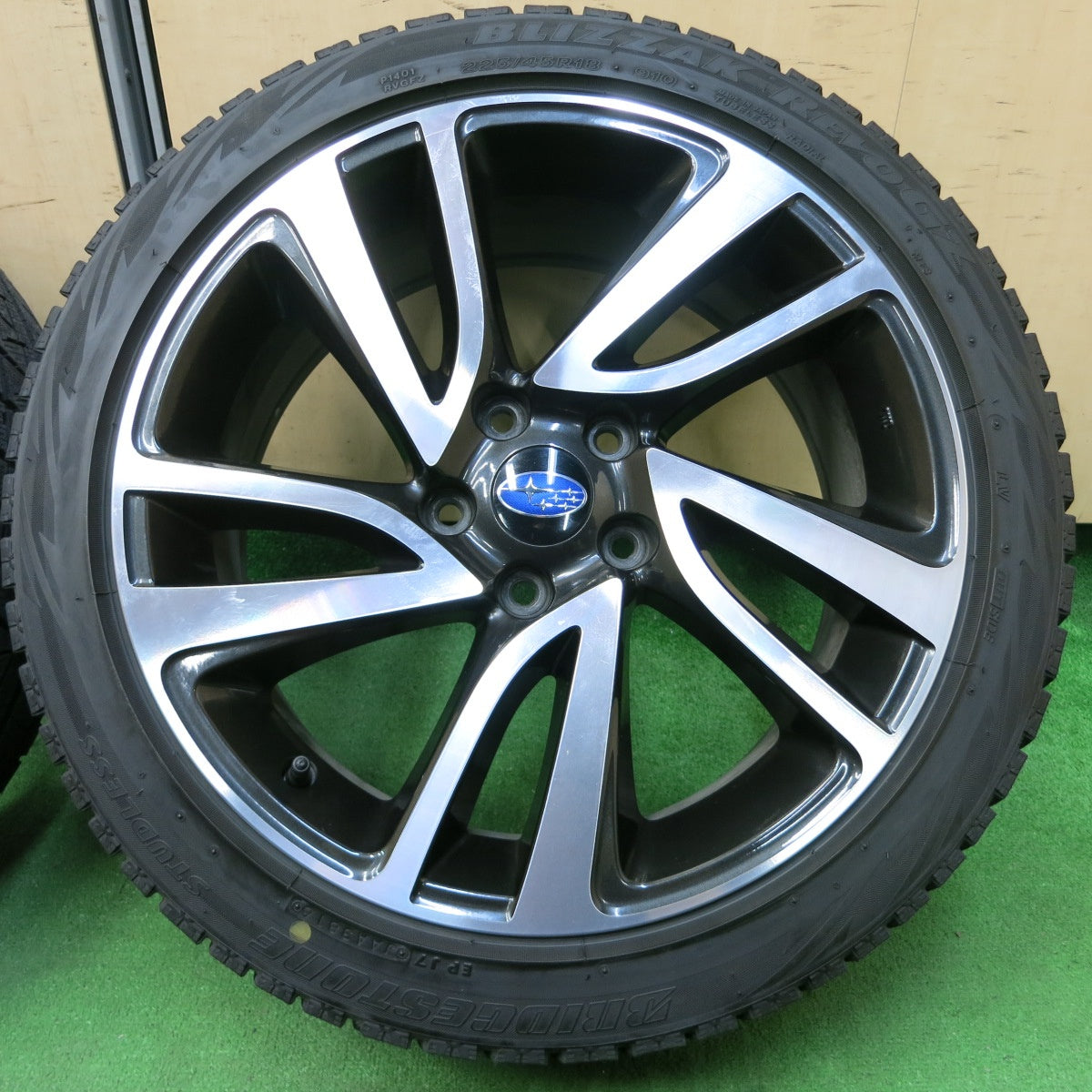 *送料無料* 4本価格★スバル レヴォーグ 純正 225/45R18 スタッドレス ブリヂストン ブリザック REVO GZ PCD114.3/5H★4052312イス