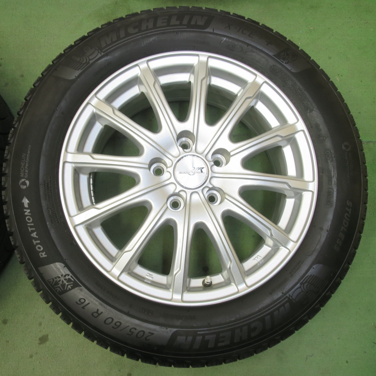 バリ溝！キレイ！ほぼ10分◎スタッドレス 205/60R16 ミシュラン X-ICE3+ ENCOUGAR エンクーガー 16インチ PCD114.3/5H◎6090910イス