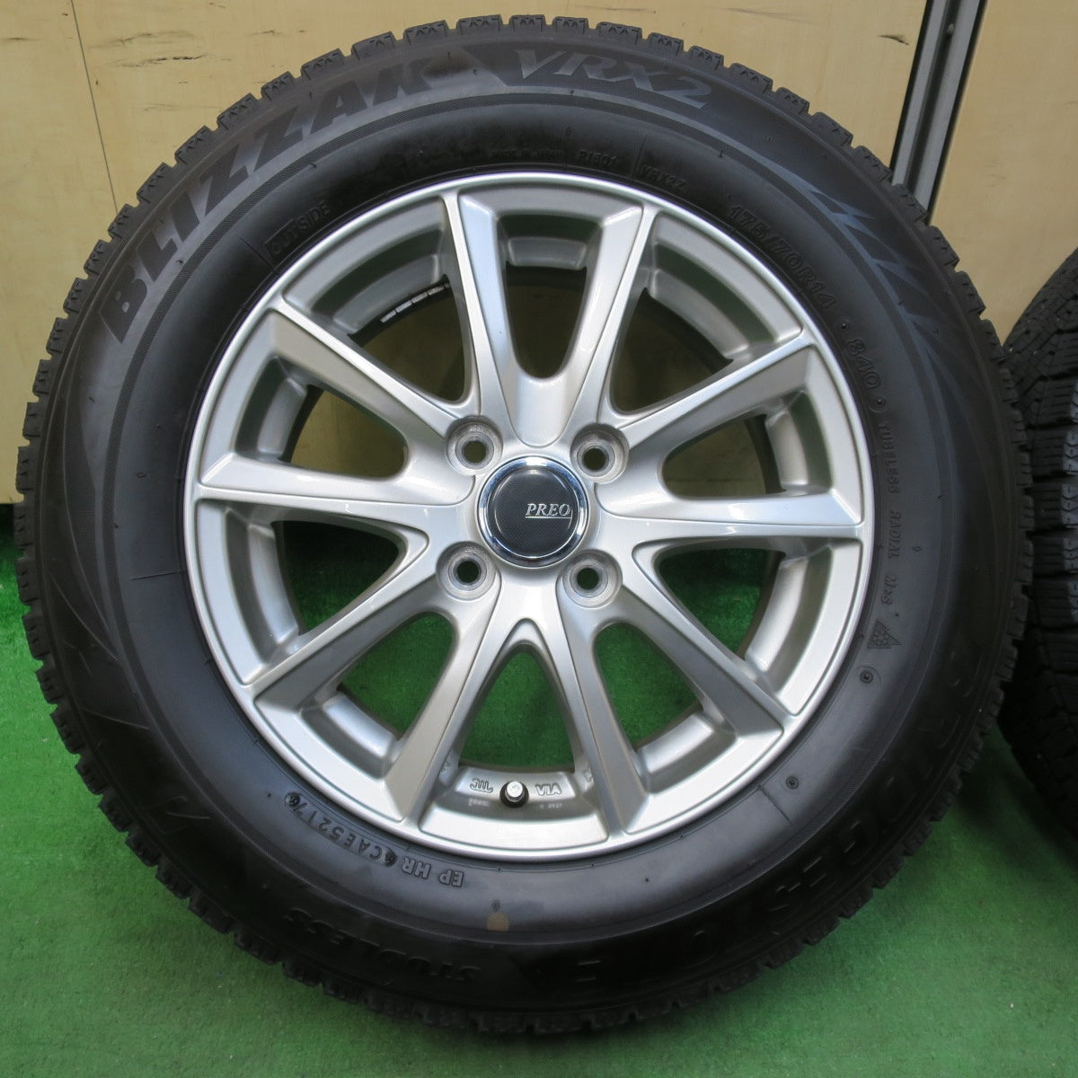 [送料無料] キレイ★スタッドレス 175/70R14 ブリヂストン ブリザック VRX2 PREO プレオ 14インチ PCD100/4H★4110813イス
