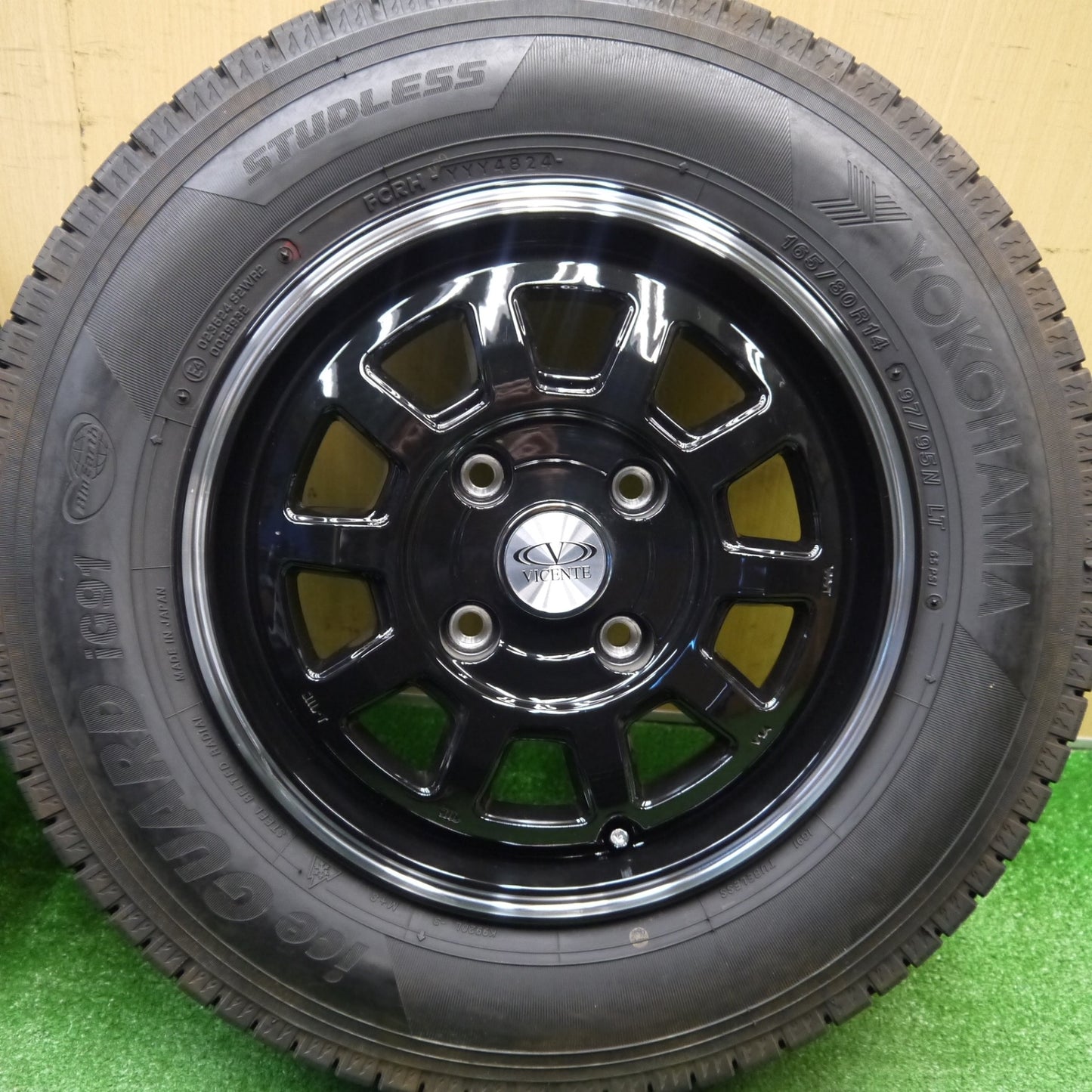 バリ溝！24年！キレイ！9.5分以上★スタッドレス 165/80R14 97/95N ヨコハマ アイスガード iG91 VICENTE-06 ヴィセンテ 14インチ PCD114.3/4H★5112603Hス