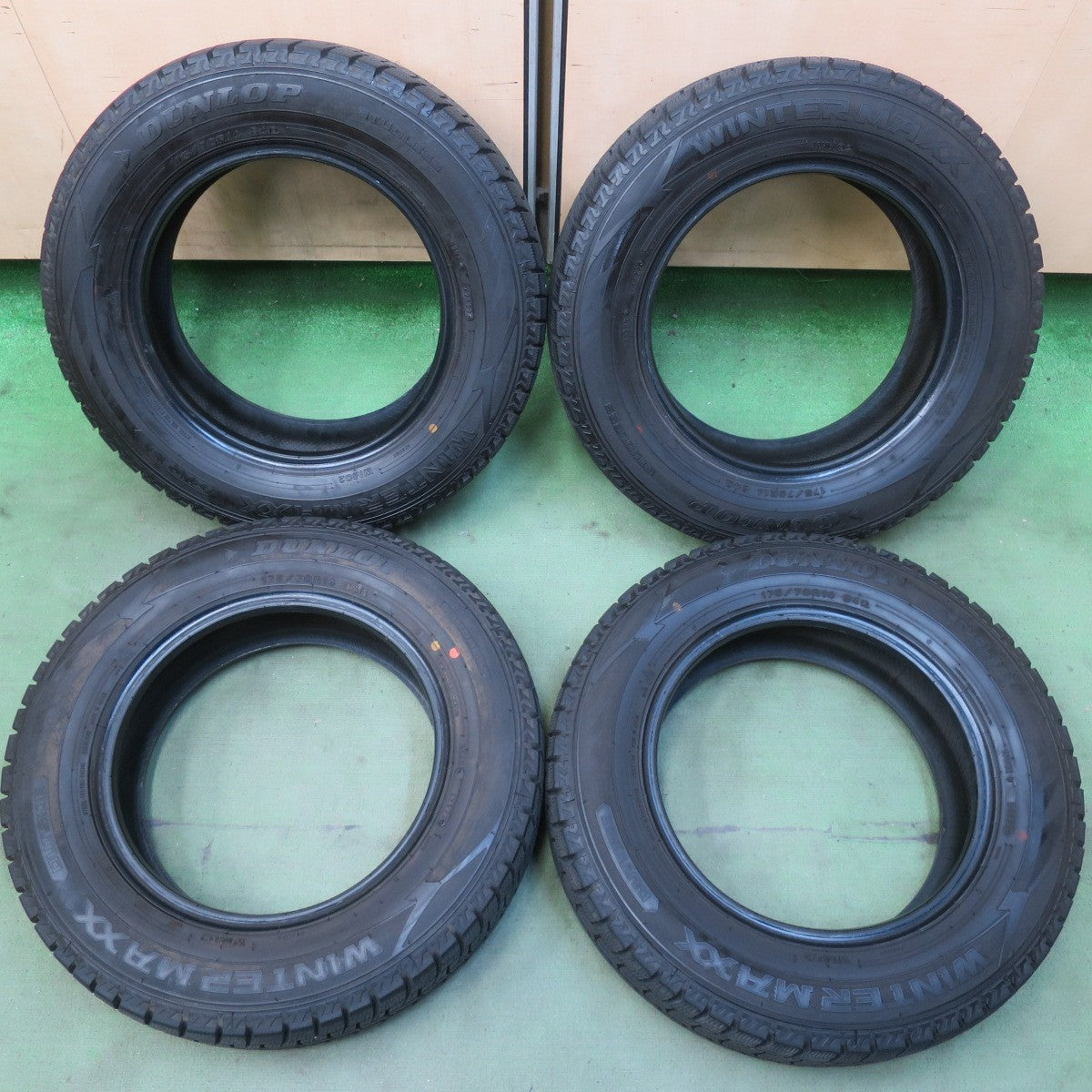 バリ溝！22年！9.5分◎スタッドレス 175/70R14 ダンロップ ウインターマックス WM02 タイヤ 14インチ ヤリス ヴィッツ アクシオ 等◎6083116イスタ