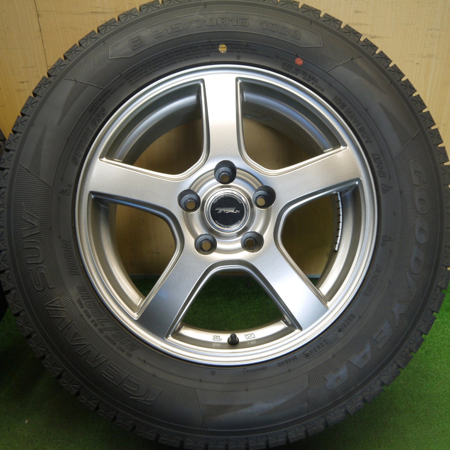 ほぼ未使用！24年！キレイ◎スタッドレス 215/70R16 グッドイヤー アイスナビ SUV TOPRUN トップラン 16インチ PCD114.3/5H◎6062306Hス