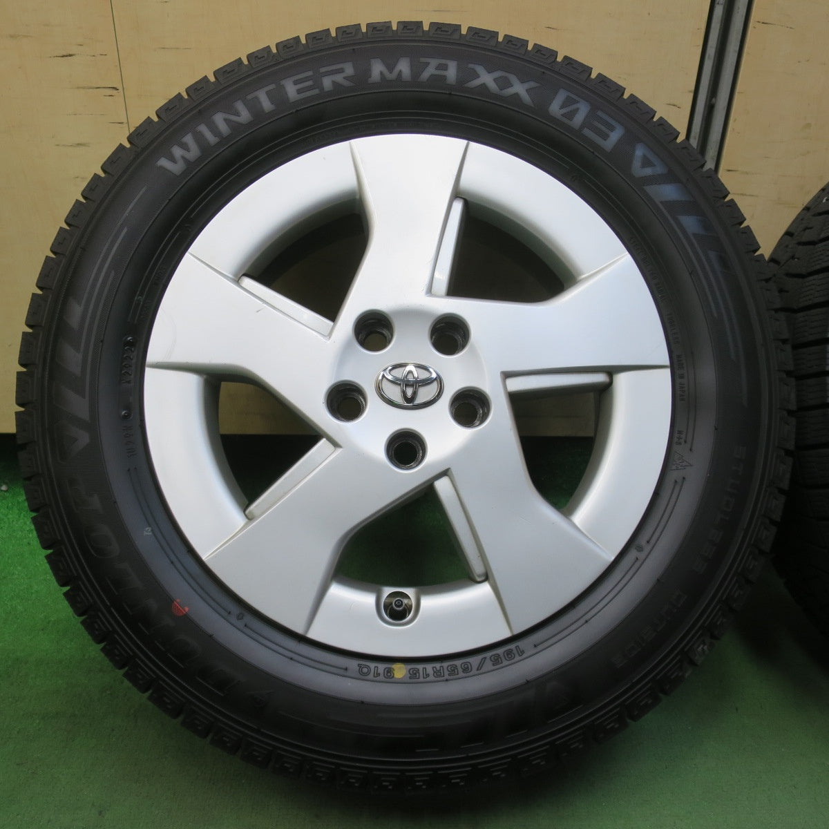 バリ溝！22年！9分★トヨタ 30系 プリウス 純正 195/65R15 スタッドレス ダンロップ ウインターマックス 03 15インチ PCD100/5H★5111202イス