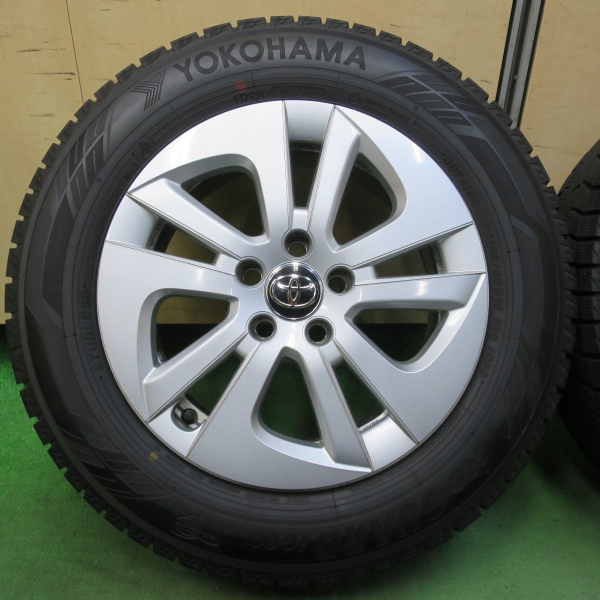 バリ溝！23年！9.5分★トヨタ 50系 プリウス 純正 195/65R15 スタッドレス ヨコハマ アイスガード iG60 15インチ PCD100/5H★5100904イス