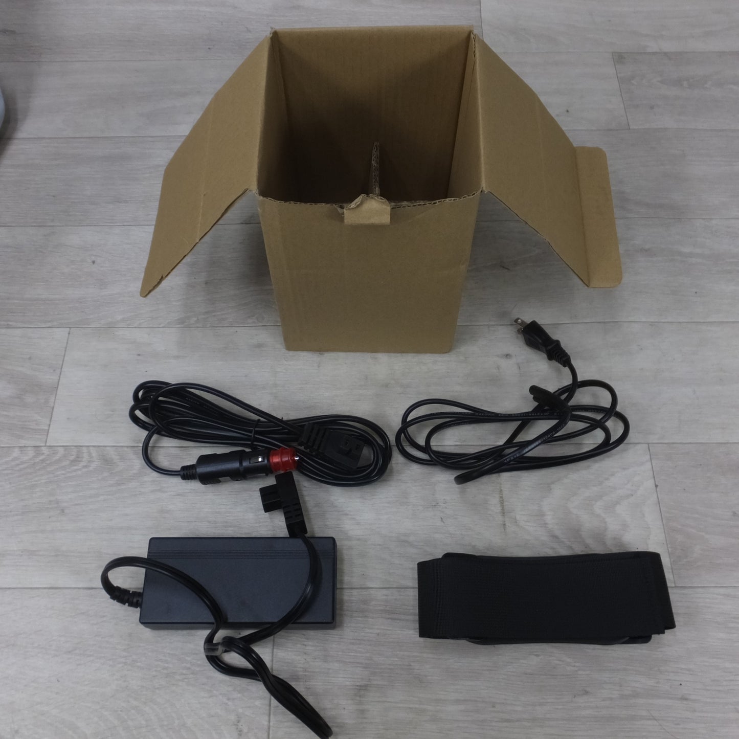 [送料無料] 美品◆マキタ 充電式 保冷温庫 容量 7L 40V Max CW003G ACアダプタ シガーソケット用コード 付き オリーブ◆