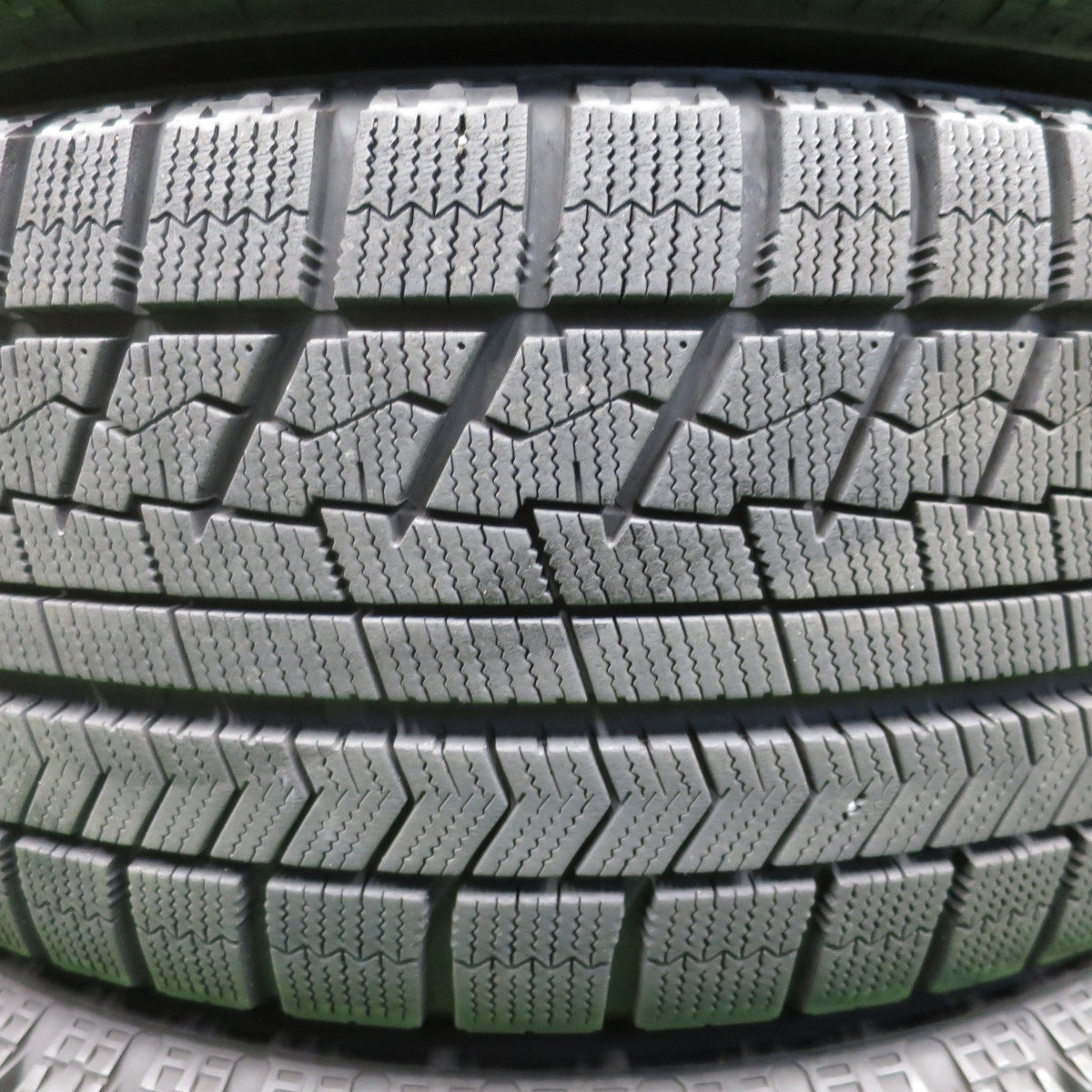 バリ溝！キレイ！9.5分★アウディ 等 235/50R18 スタッドレス ブリヂストン ブリザック VRX SUVENCER AW5s サヴェンサー 18インチ PCD112/5H★5121004NKス
