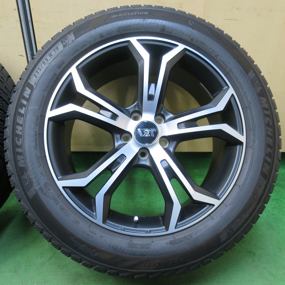 [送料無料] バリ溝！22年！キレイ！9.5分★ボルボ 等 VST 235/55R19 スタッドレス ミシュラン X-ICE SNOW SUV 社外 アルミ 19インチ PCD108/5H★4120706イス