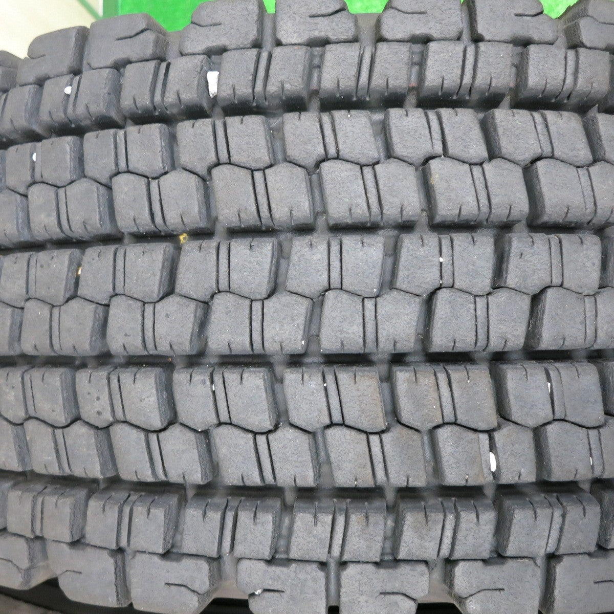 *送料無料* バリ溝！23年！9.5分★トラック タイヤ 265/70R19.5 140/138J スタッドレス ブリヂストン W900 19.5インチ★4072310HAスタ