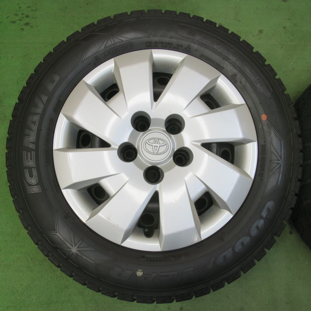 バリ溝！9分★トヨタ カローラ ルミオン 純正 スチール 195/65R15 スタッドレス グッドイヤー アイスナビ6 15インチ PCD114.3/5H★6012809イス
