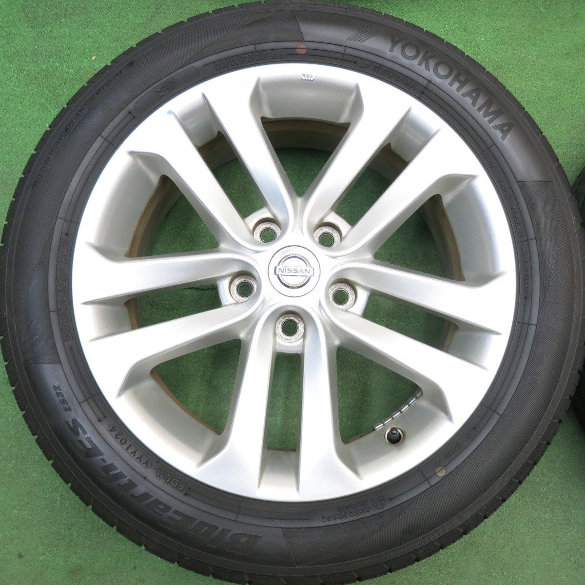 ほぼ未使用！24年★日産 ジューク 純正 215/55R17 ヨコハマ BluEarth-ES ES32 ブルーアース 17インチ PCD114.3/5H★6041211HAノ